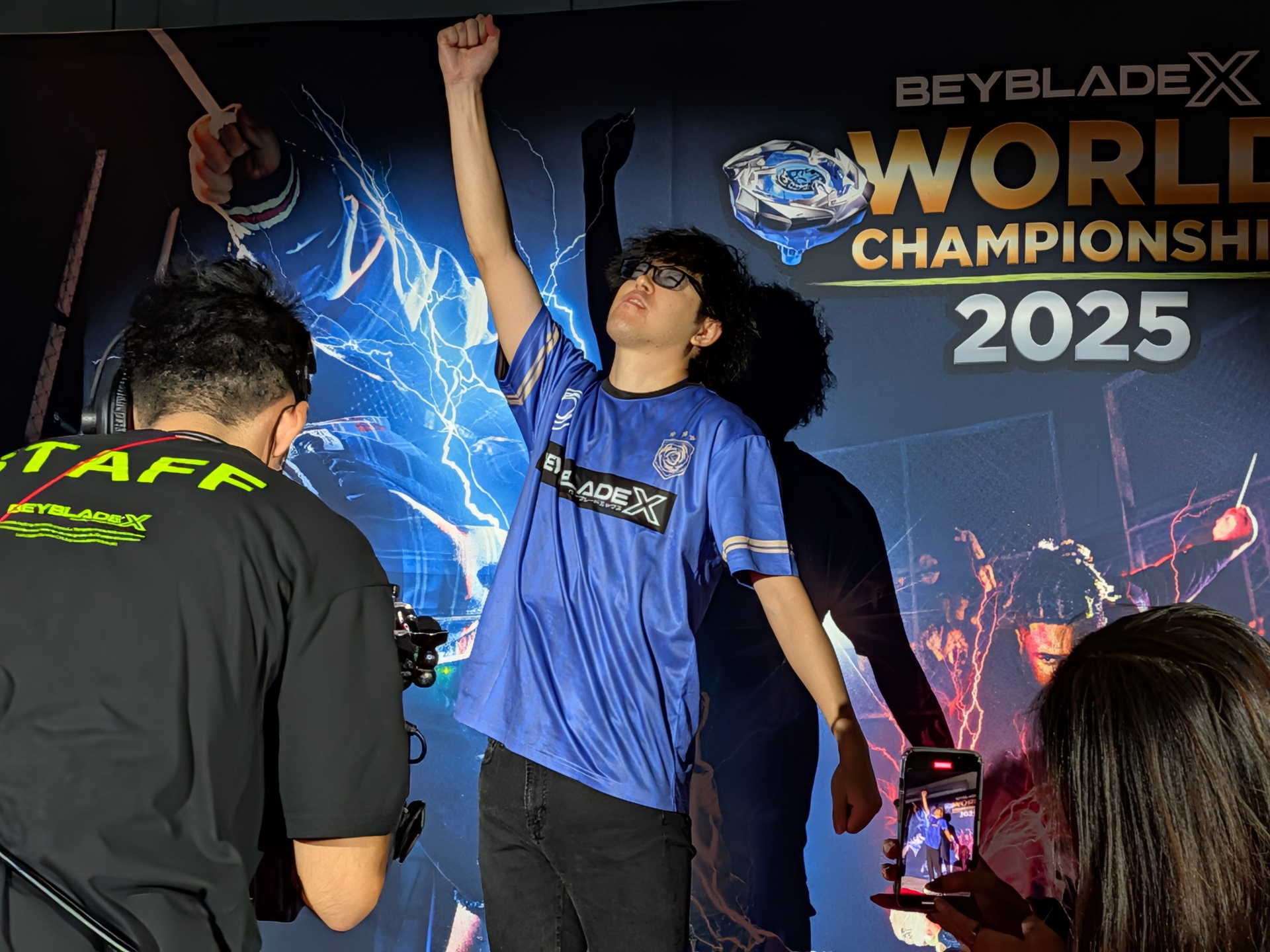 3位決定戦でのおまんじゅうキング選手は、直前の敗戦のショックを隠すかのように右腕を高々と上げて入場、気分を高揚させようとしているのが伝わってくる