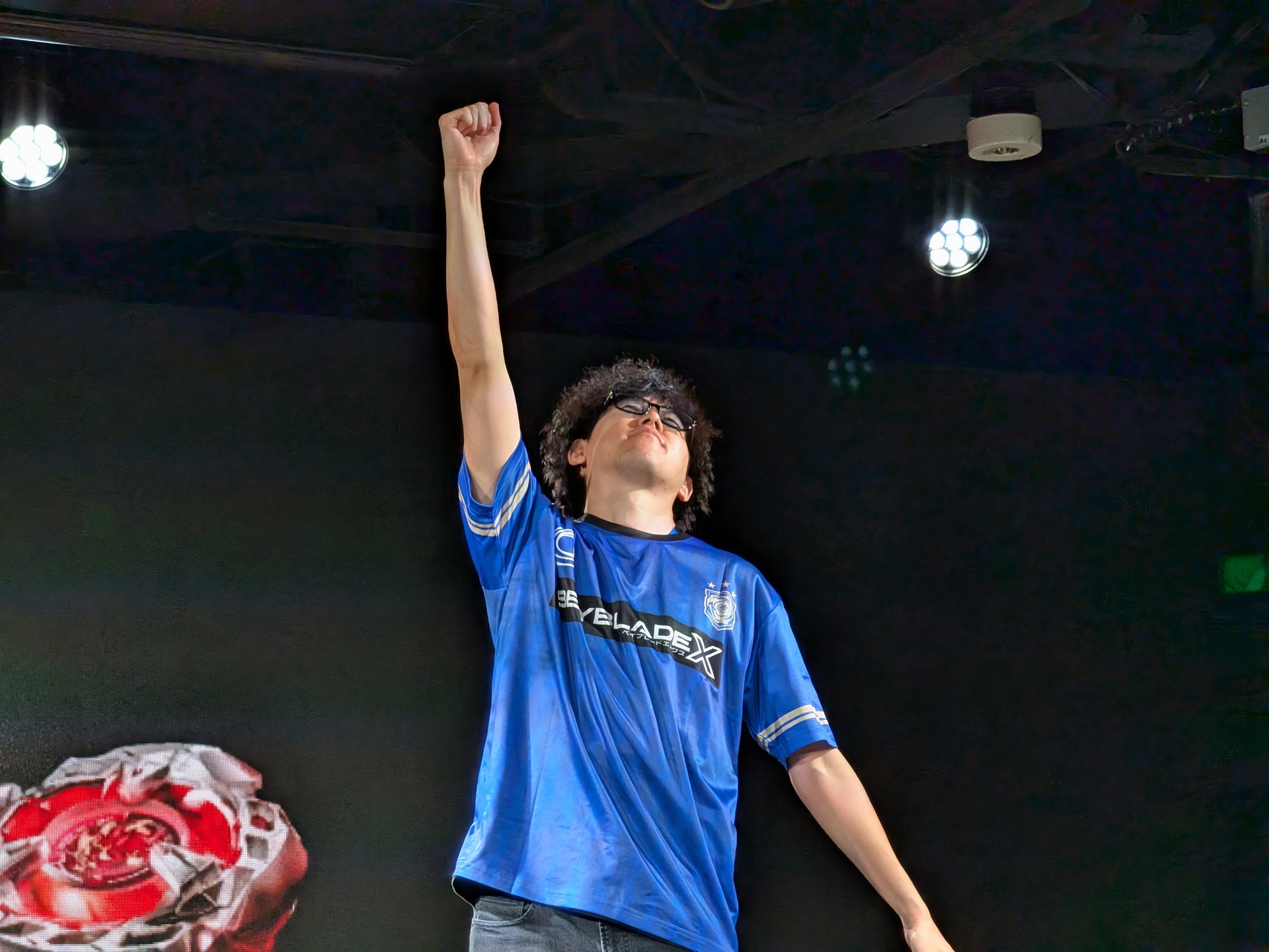 勝利を決めて再度高々と腕を上げるおまんじゅうキング選手！　このポーズを決勝戦で見たかった……