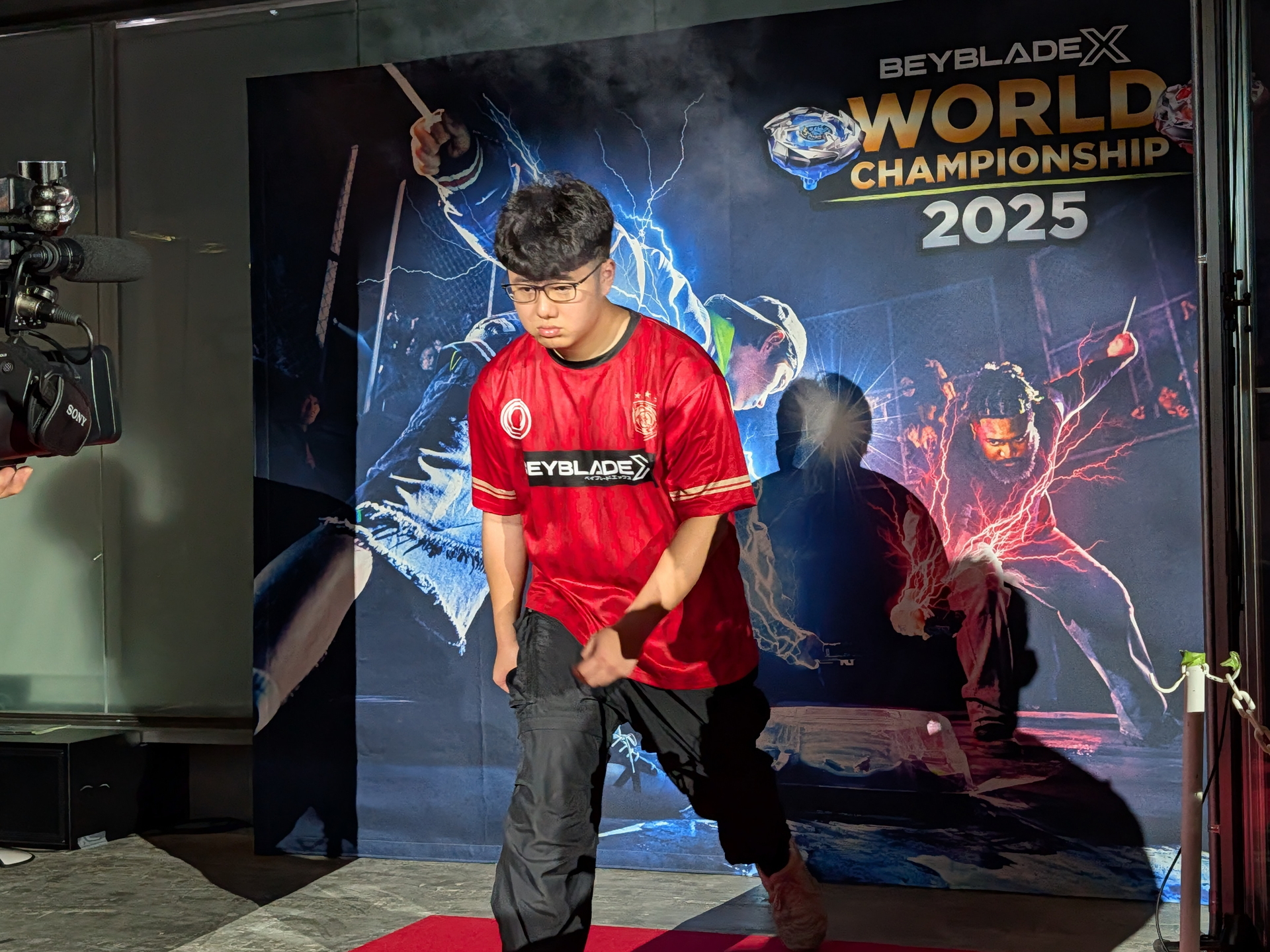 決勝に挑むKyle選手の入場は猛々しい