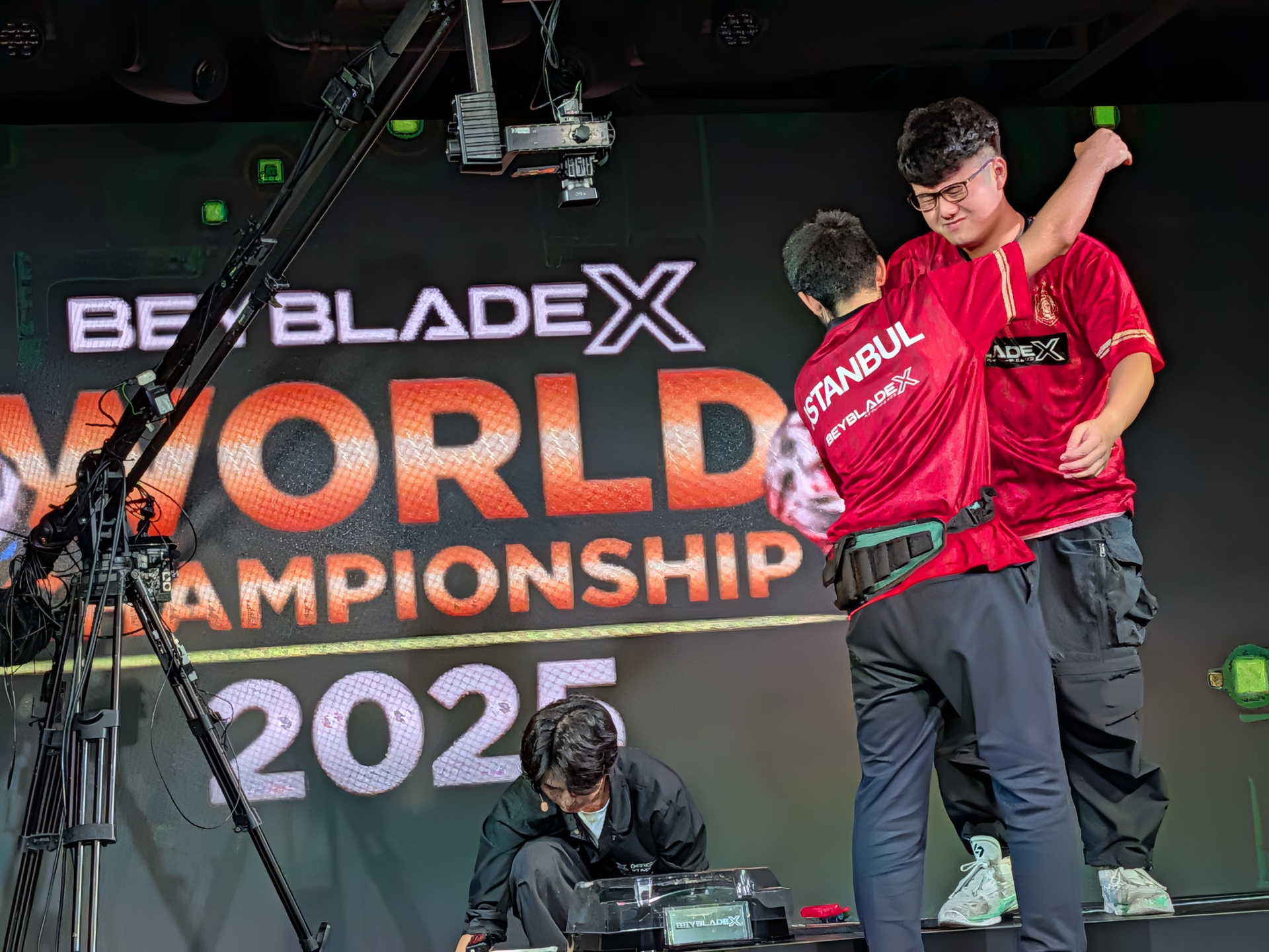 勝利の勢いで相手のKyle選手にハグするFahreddin選手