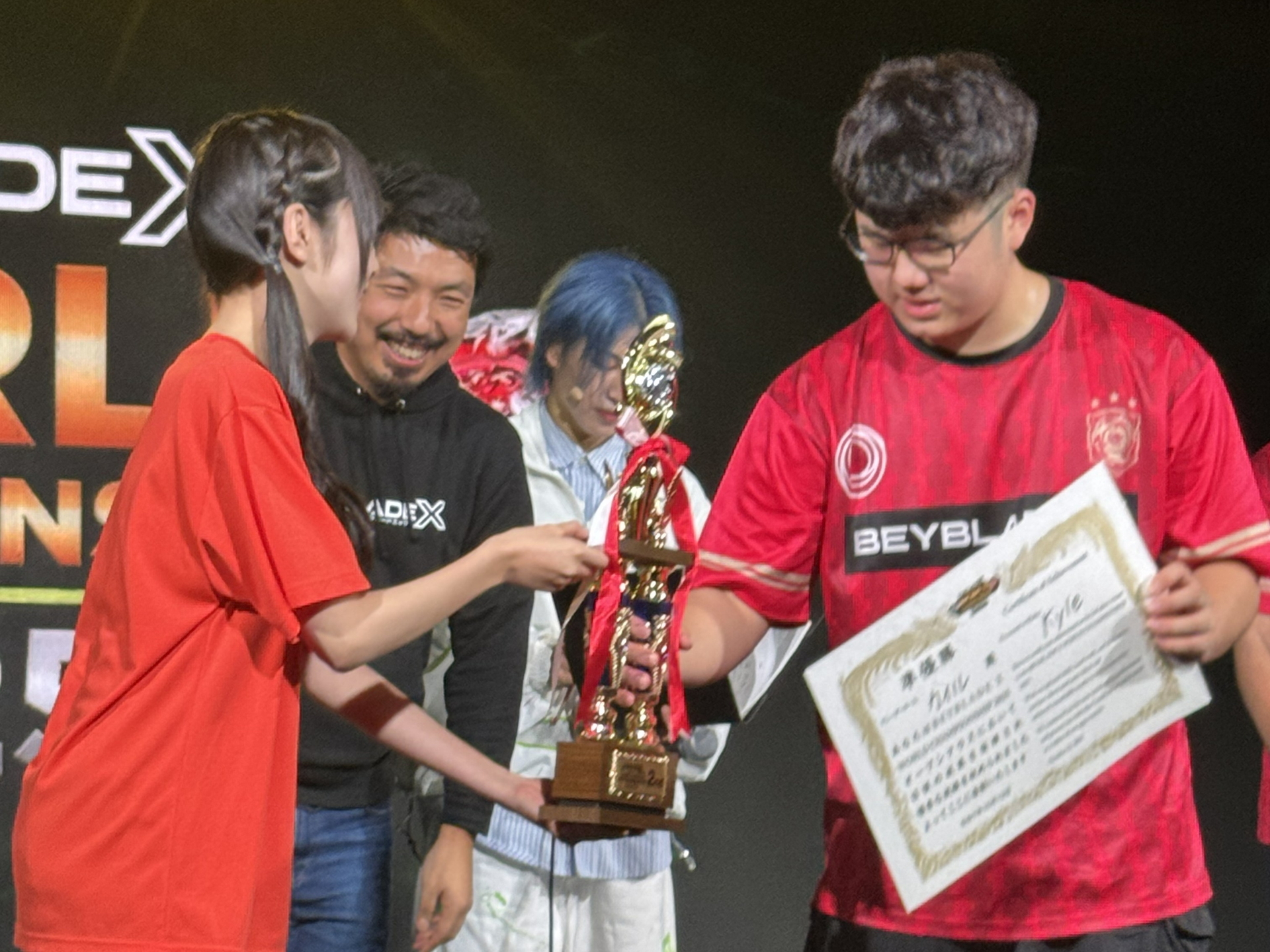 準優勝のトロフィーを受け取る第2位の香港代表、Kyle選手は、世界中の選手と話したり、何よりベイブレードを一緒にすることができて幸せな時間だったとコメント