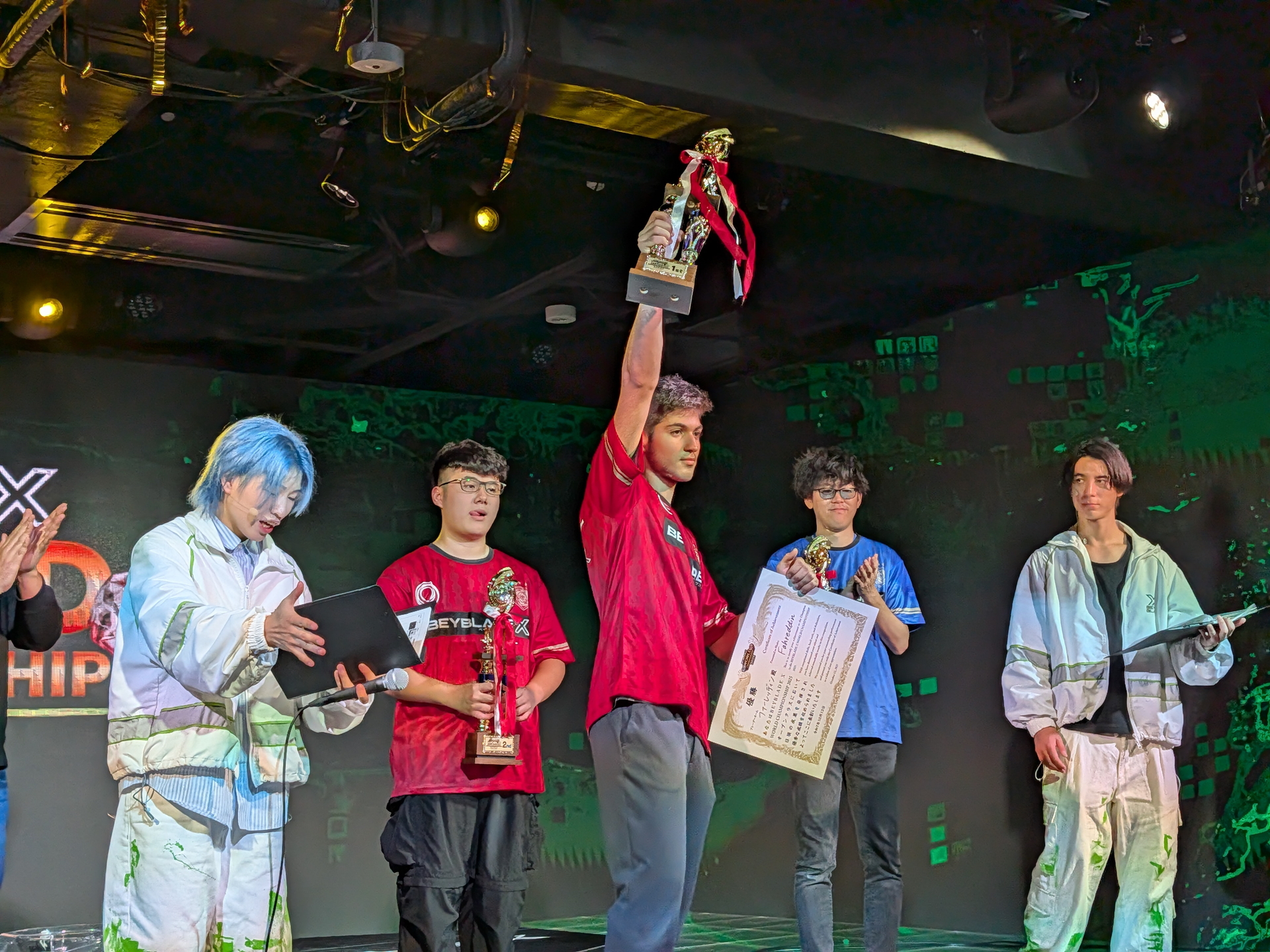 世界王者のトロフィーを高々と掲げるイスタンブール代表、Fahreddinは、まるで夢みたいな日、サポートしてくれたすべての人たちに感謝をしていますと、仲間たちへの感謝をコメントした