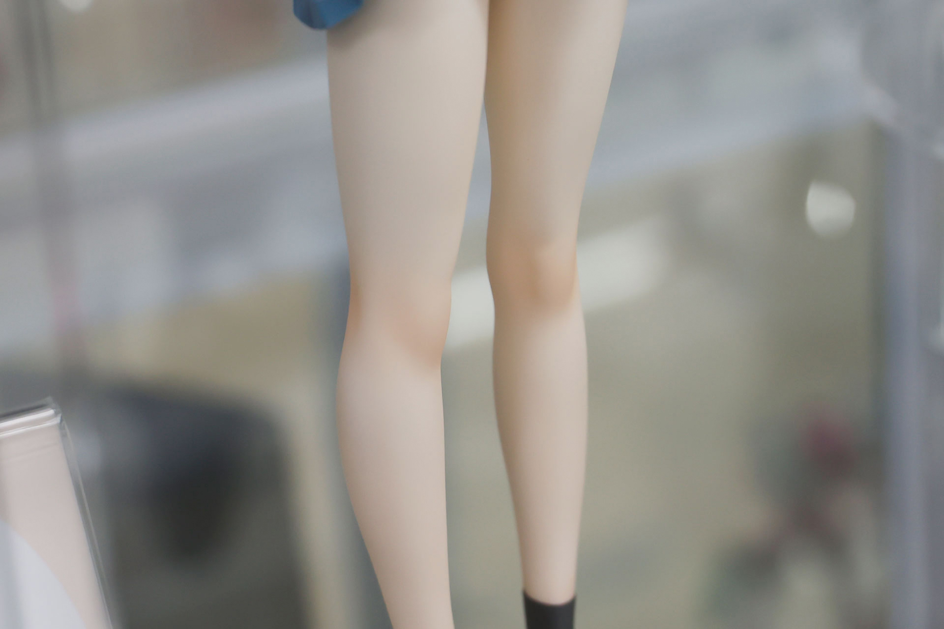 スカートの下からは白い脚がスラリと伸びている