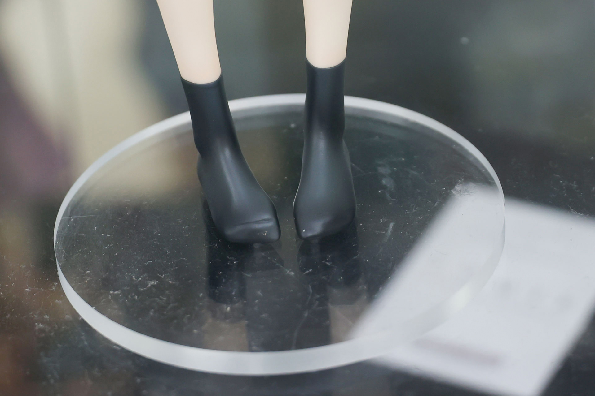 足元は学生らしい黒いシューズを履いている