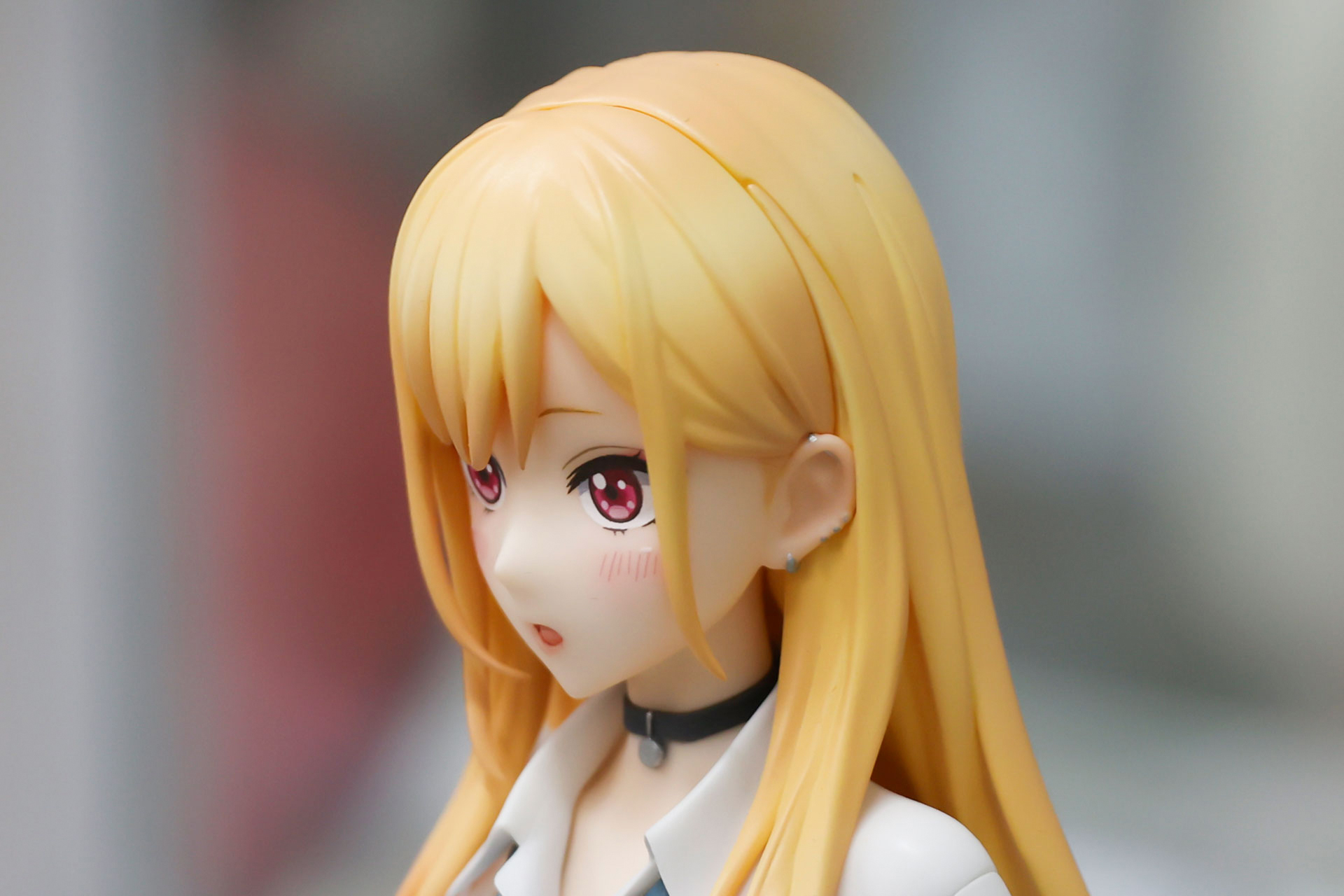 耳にもアクセサリーがつけられている