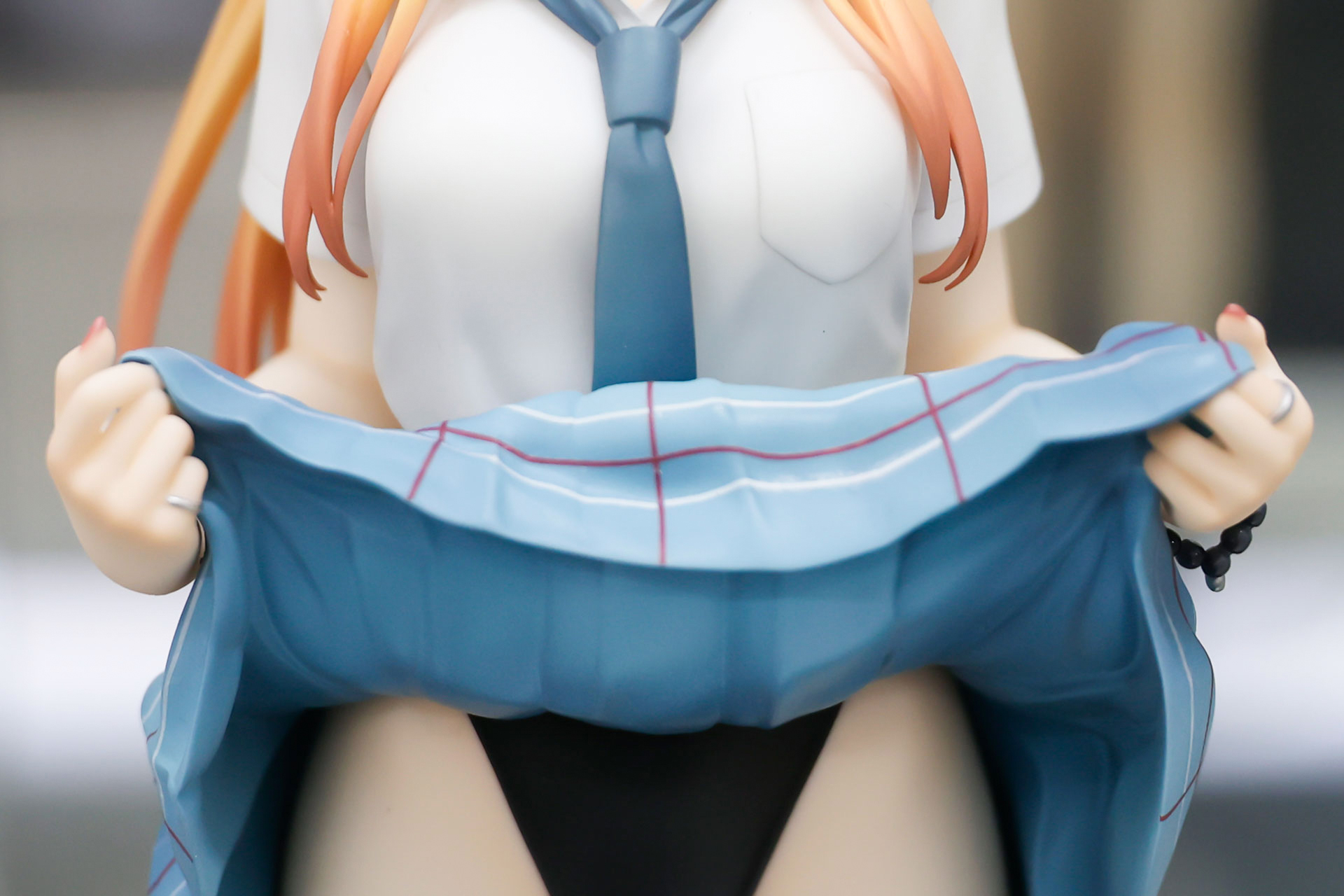 スカートを持ち上げているポーズも斬新だ