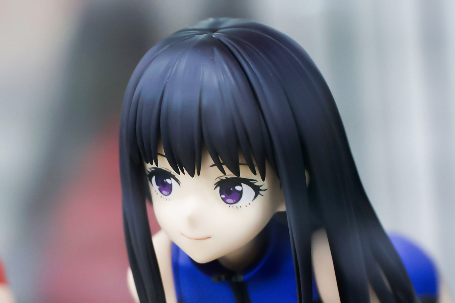 まるで何かを見つめているかのようだ