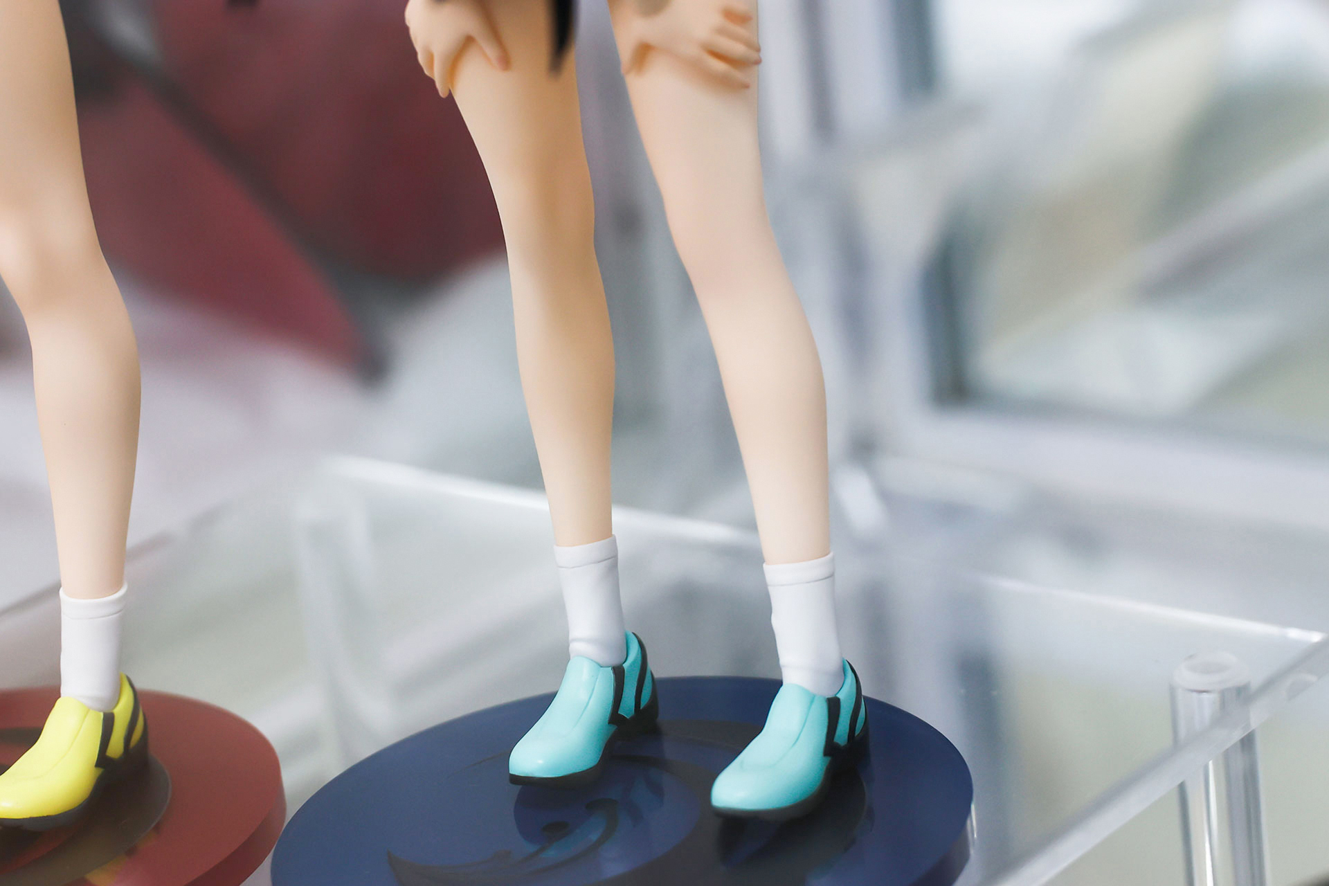 足元は水色のシューズを履いている