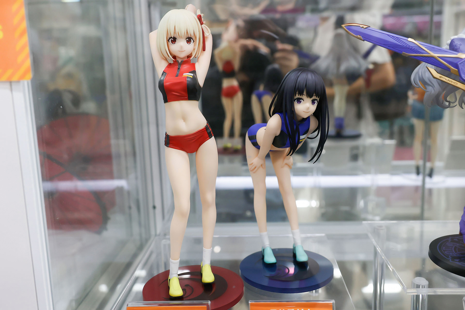 左が錦木千束で右が井ノ上たきな