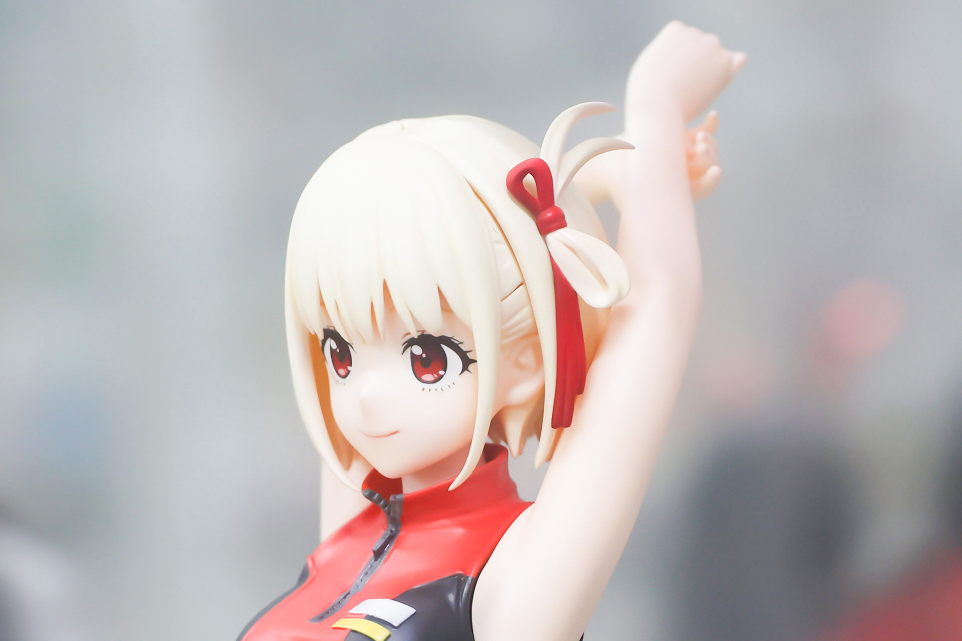 髪にはいつもの赤いリボンをつけている