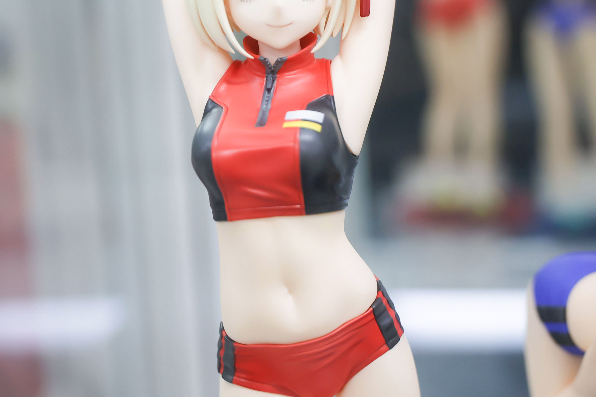 厚手のトレーニングウェアと露出度の高さのギャップもイイ！