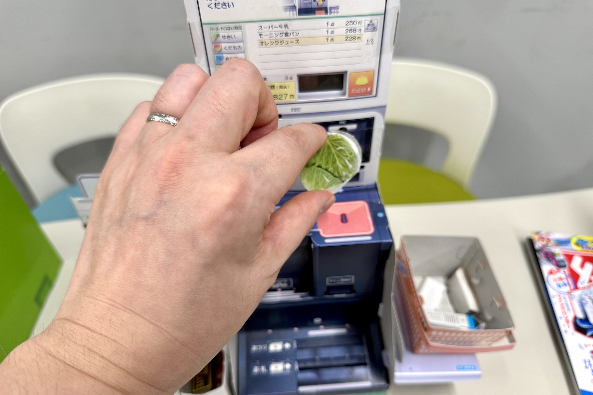 商品をセンサーにかざすと反応し、音声が流れる驚きのギミックを搭載している