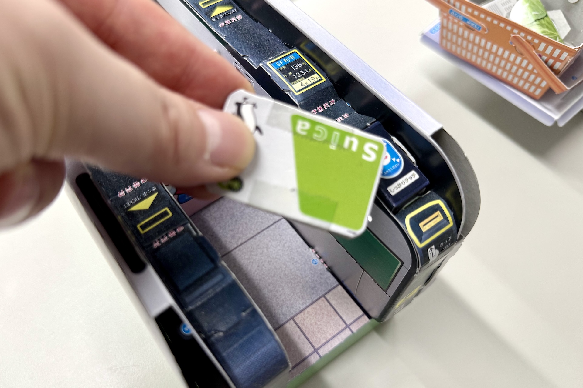 実際の自動改札機を作っているJR東日本メカトロニクスとのコラボ付録で、Suicaをタッチするとピッ！と音が鳴り、自動でドアが開くギミックを楽しめる