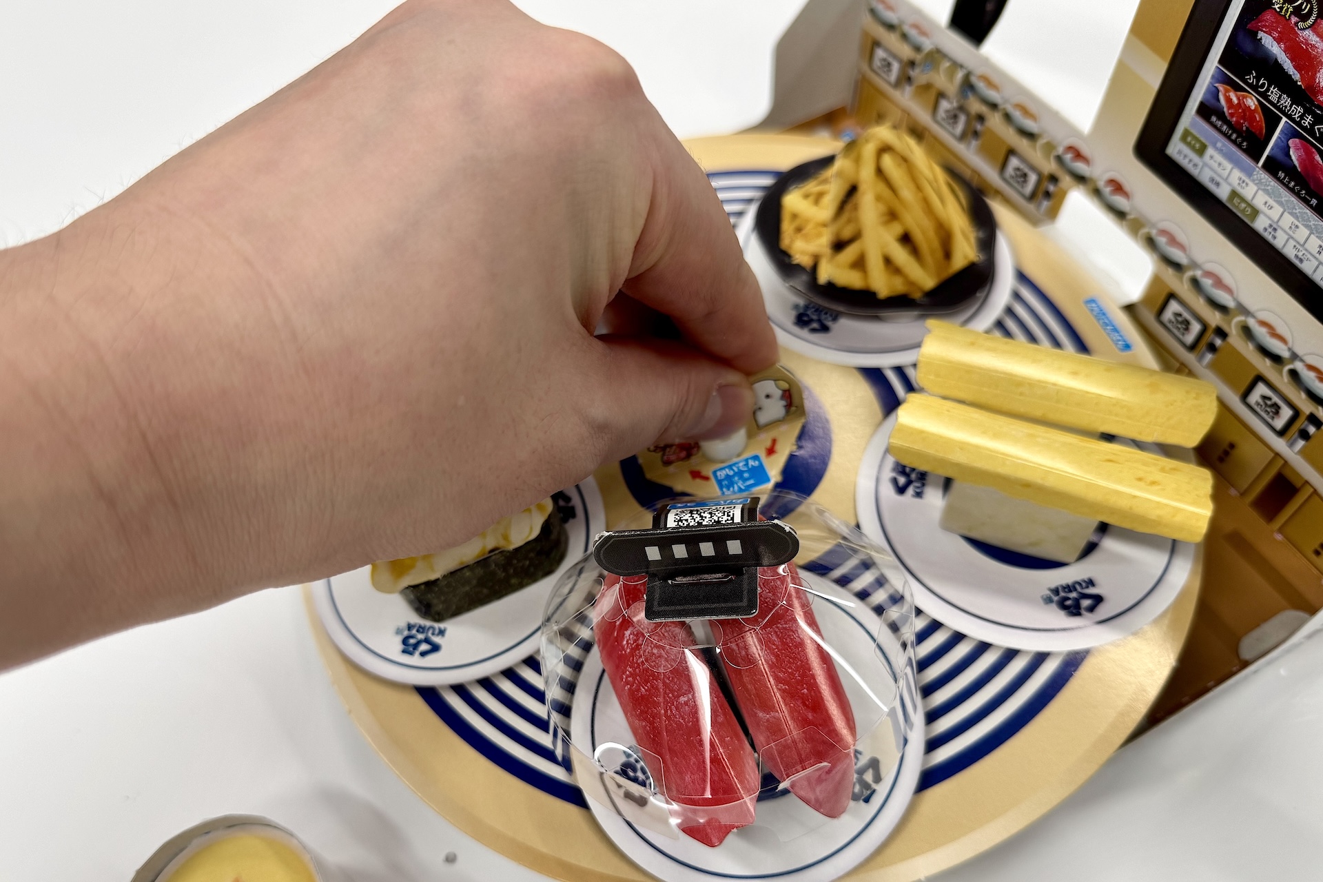 回転レーンの中心にあるつまみでぜんまいを回すことができる。目一杯回すとレーンは最大で30秒ほど回転。思ったよりスピードが早いので、おすしを掴むゲームとしてしっかり楽しめる