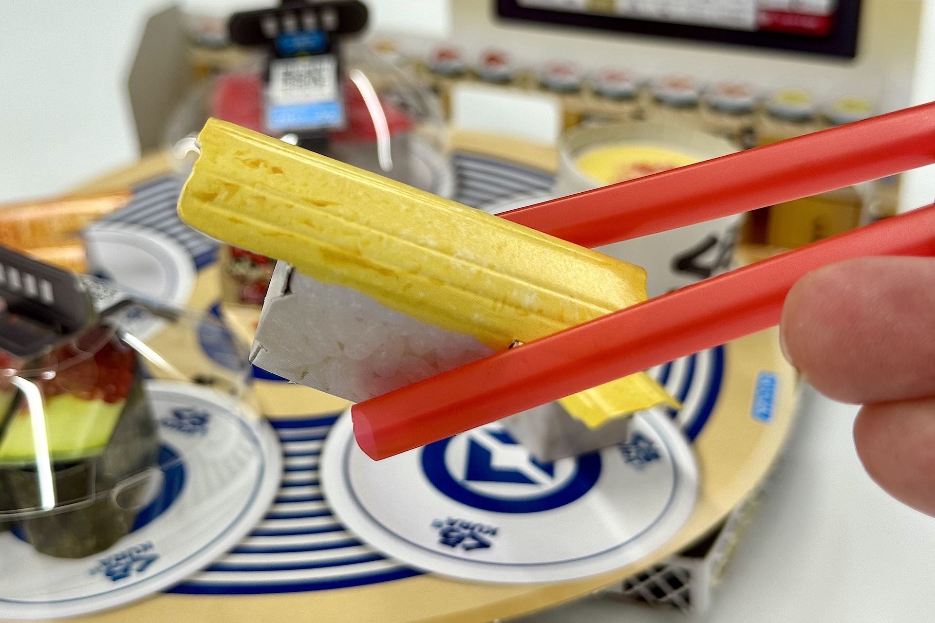 付属の箸でおすしを上手く掴んでいこう。箸の使い方も楽しく学べるようになっている