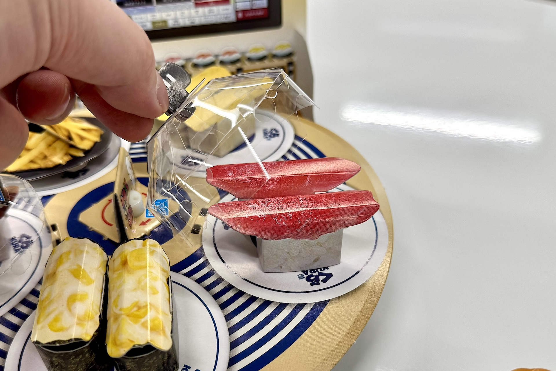 今回の付録ではくら寿司ならでは特徴の1つとも言えるシステム「こうきんすしカバー」が再現されているのも注目ポイントだ。こうしたギミックもとても楽しい