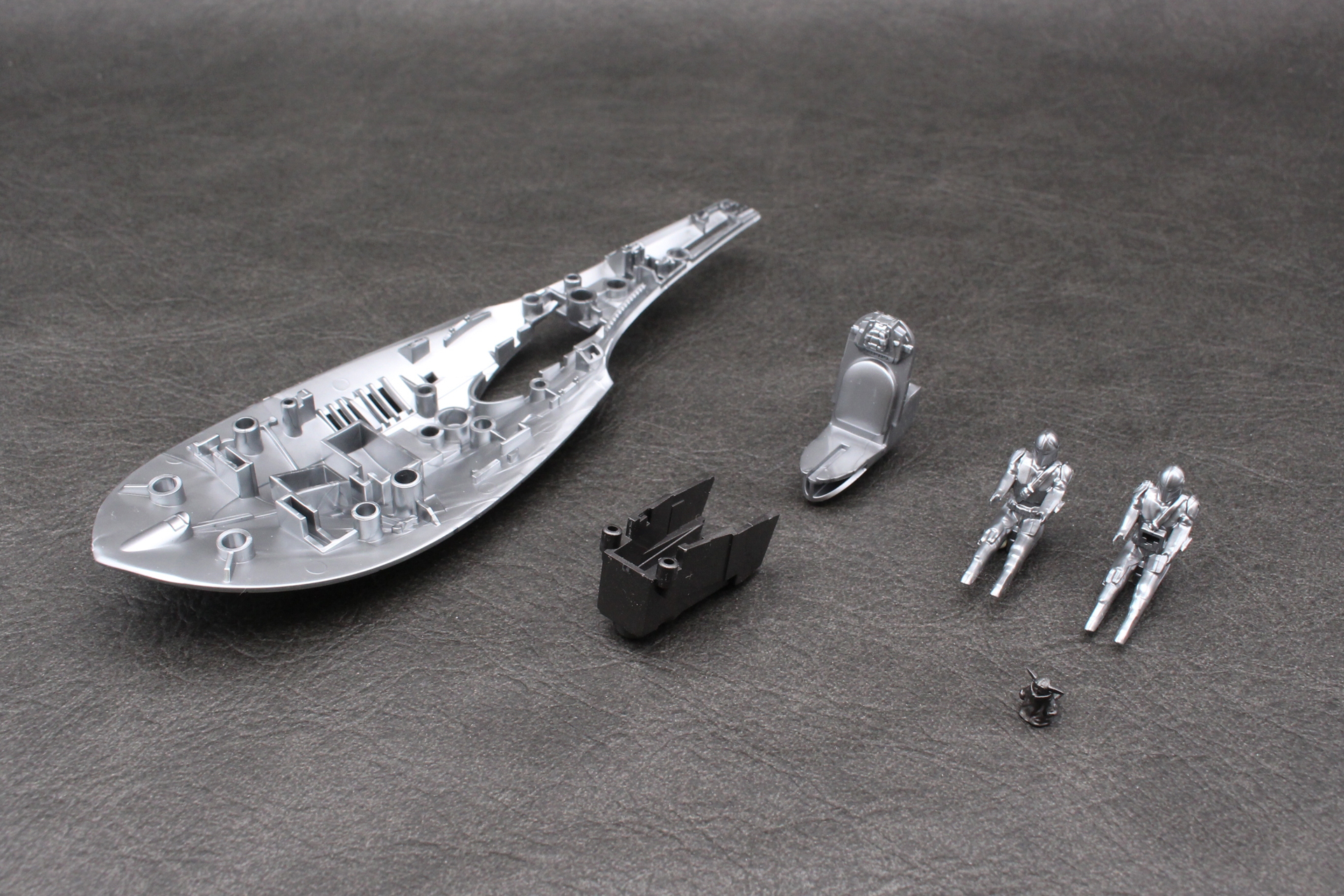 機体底面とコクピット周辺のパーツ