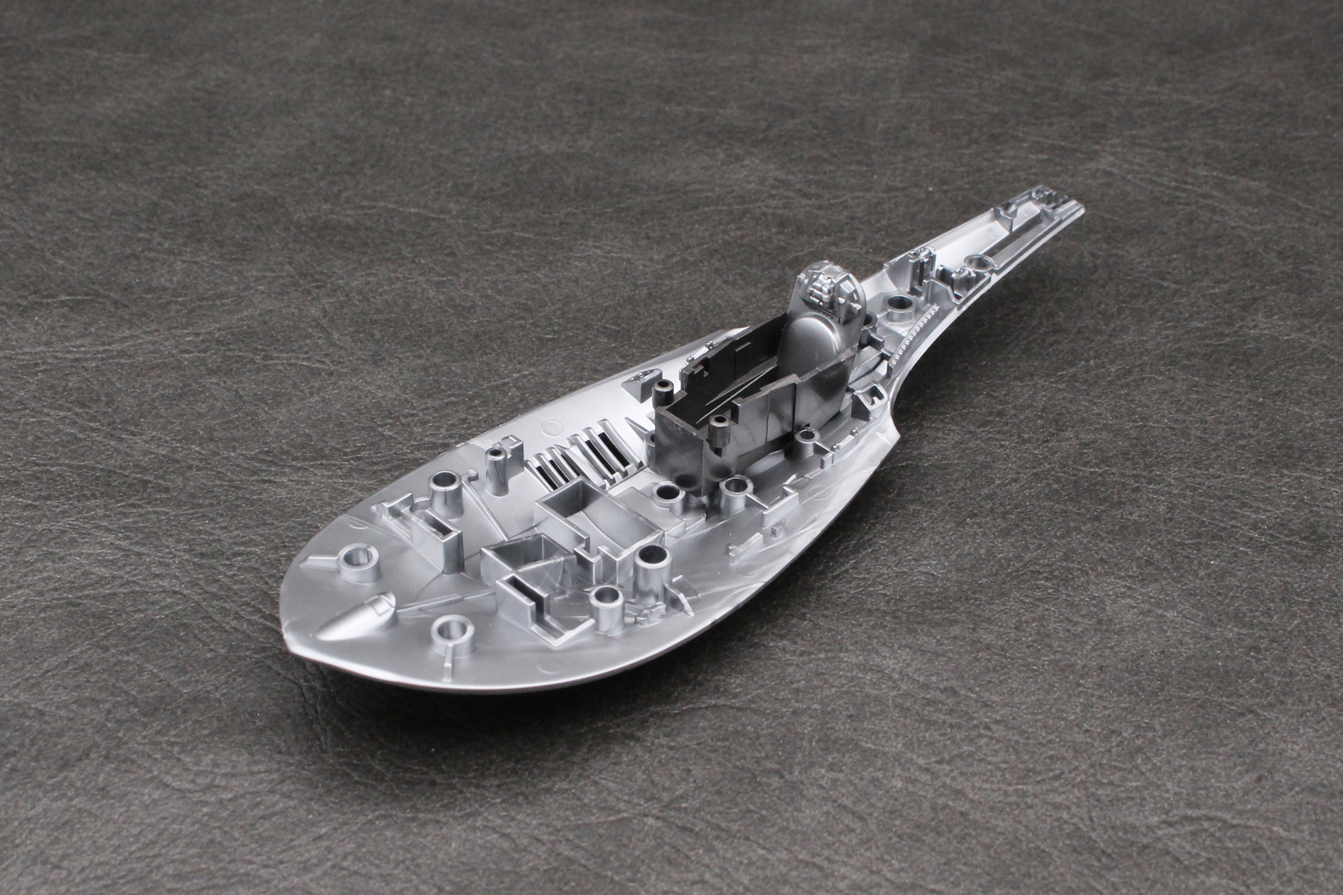 座席とコクピットを取り付ける