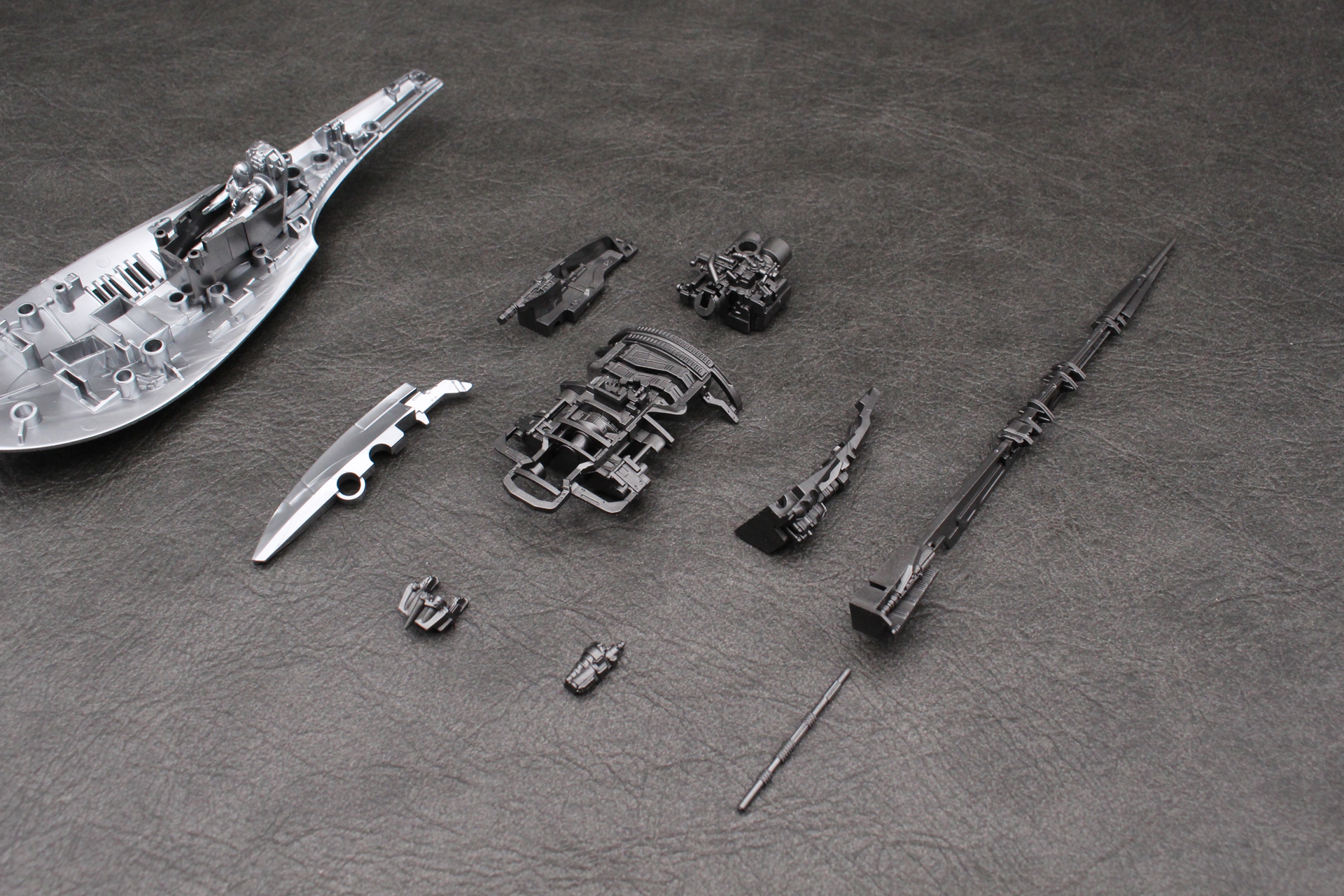 エンジン周辺と尾部のパーツ