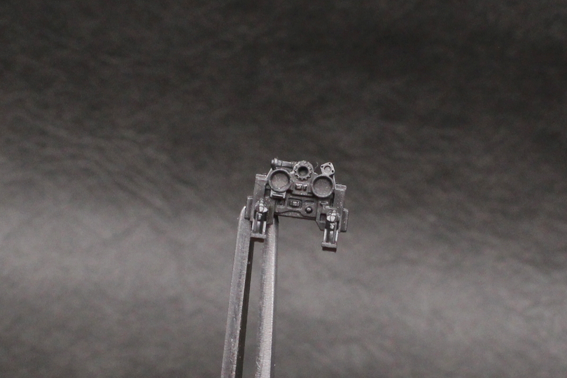 組み立てるとほぼ見えなくなるコクピットのパネル。メーターなどの機器が確認できる