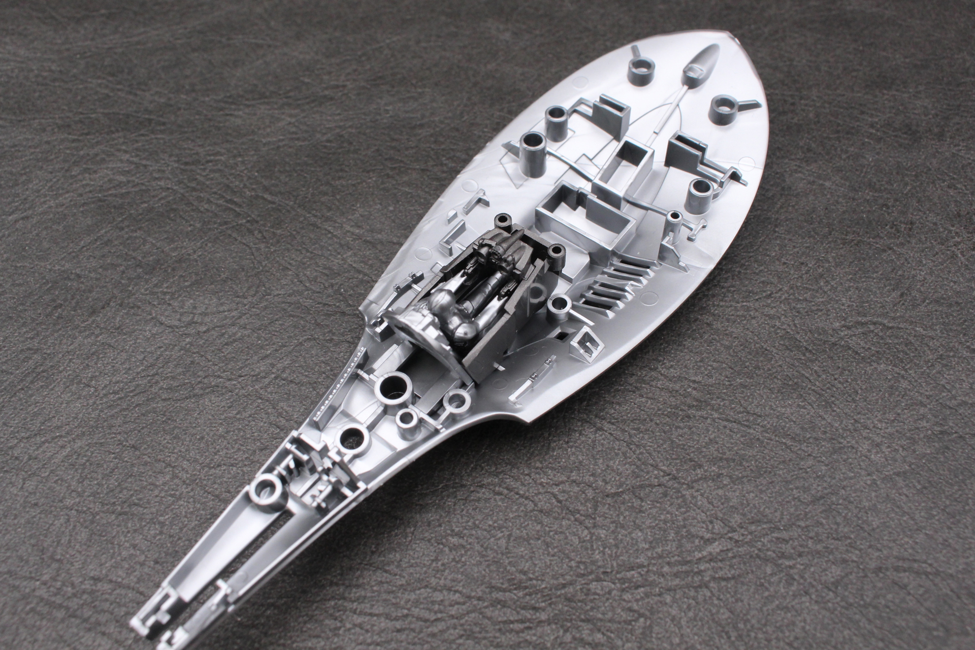 パネルを取り付けると、マンダロリアンの手が操縦桿を握っている形になる