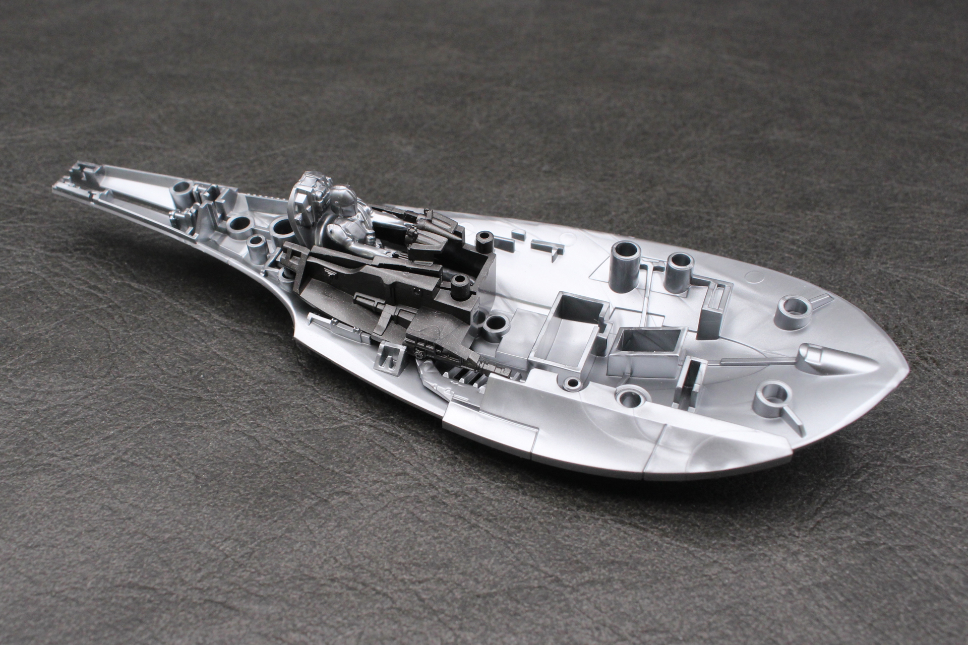 装甲の一部を取り付ける