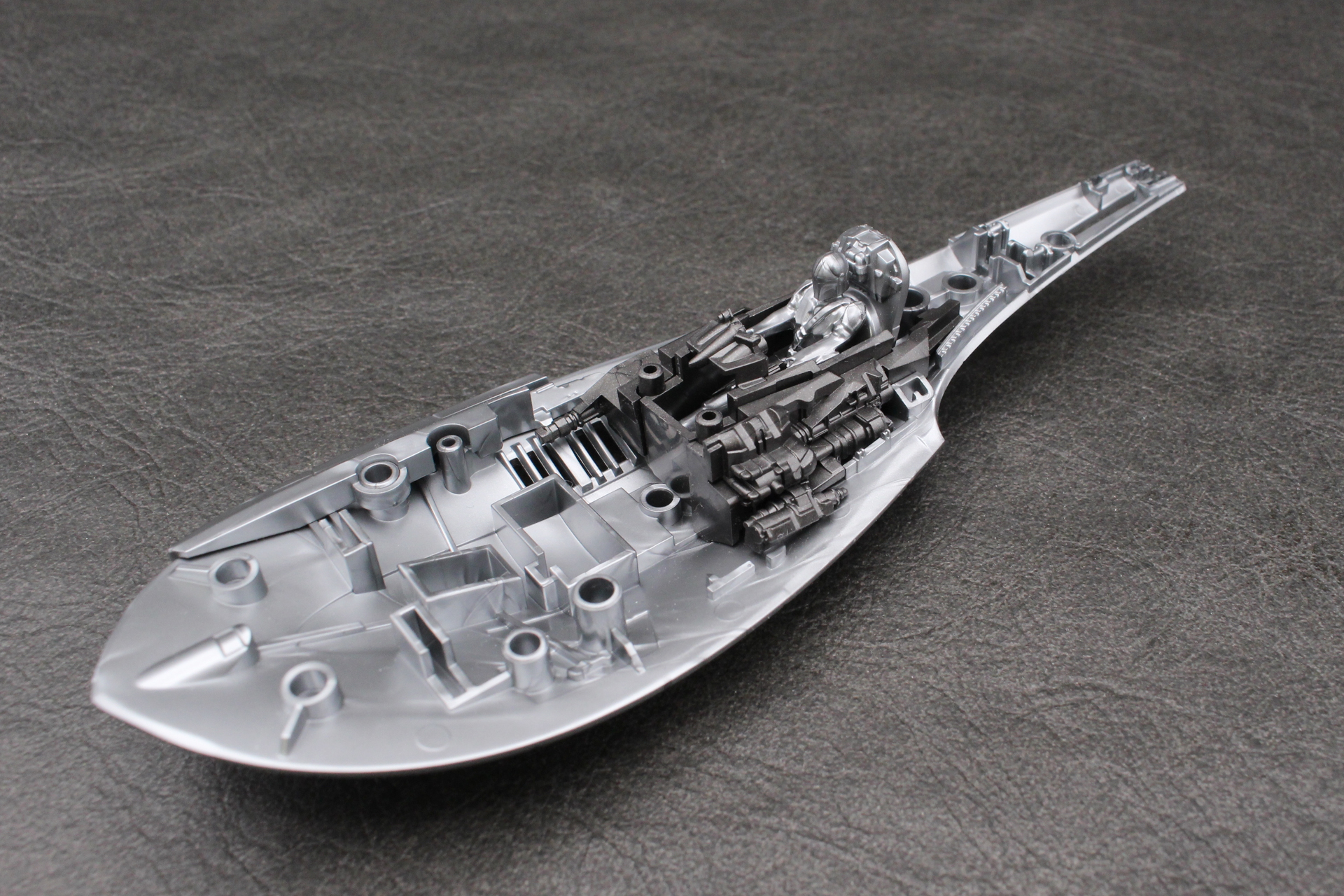 コクピット左右の機器を取り付ける