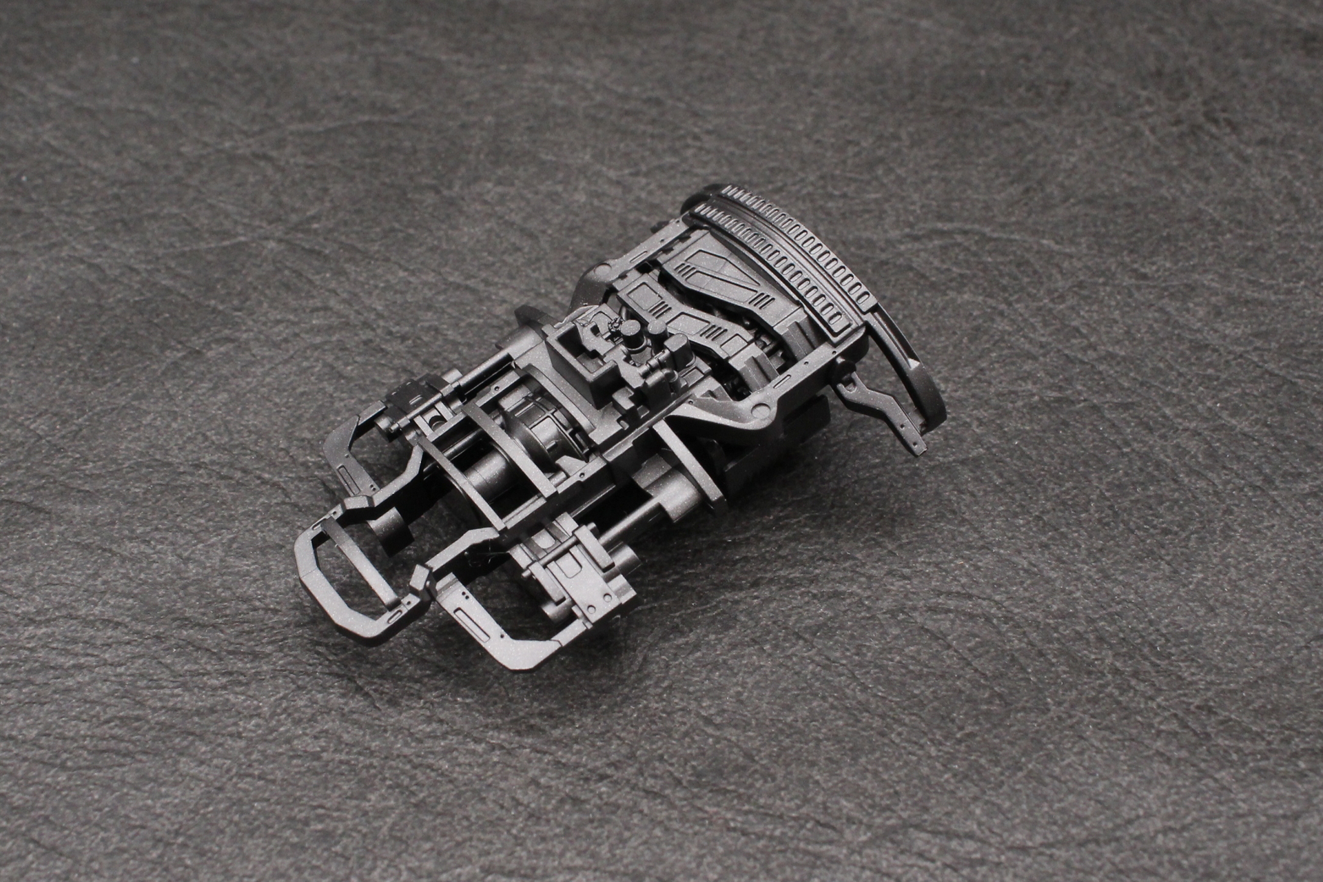 メインエンジンを組み立てる。完成するとほぼ隠れてしまうが、ディテールの再現はかなりのもの