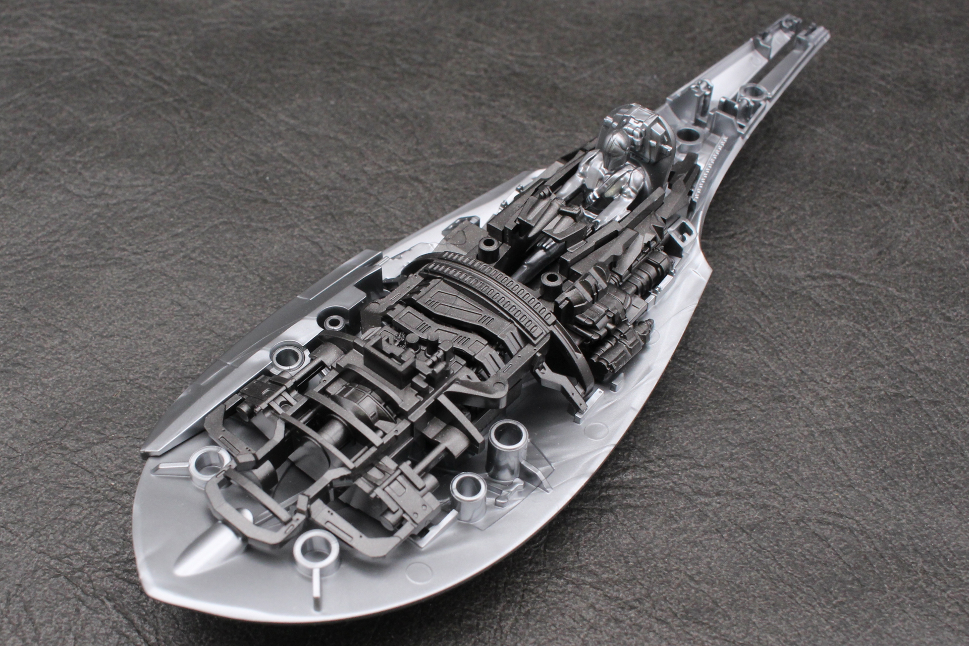 エンジンをコクピットの前方に取り付ける