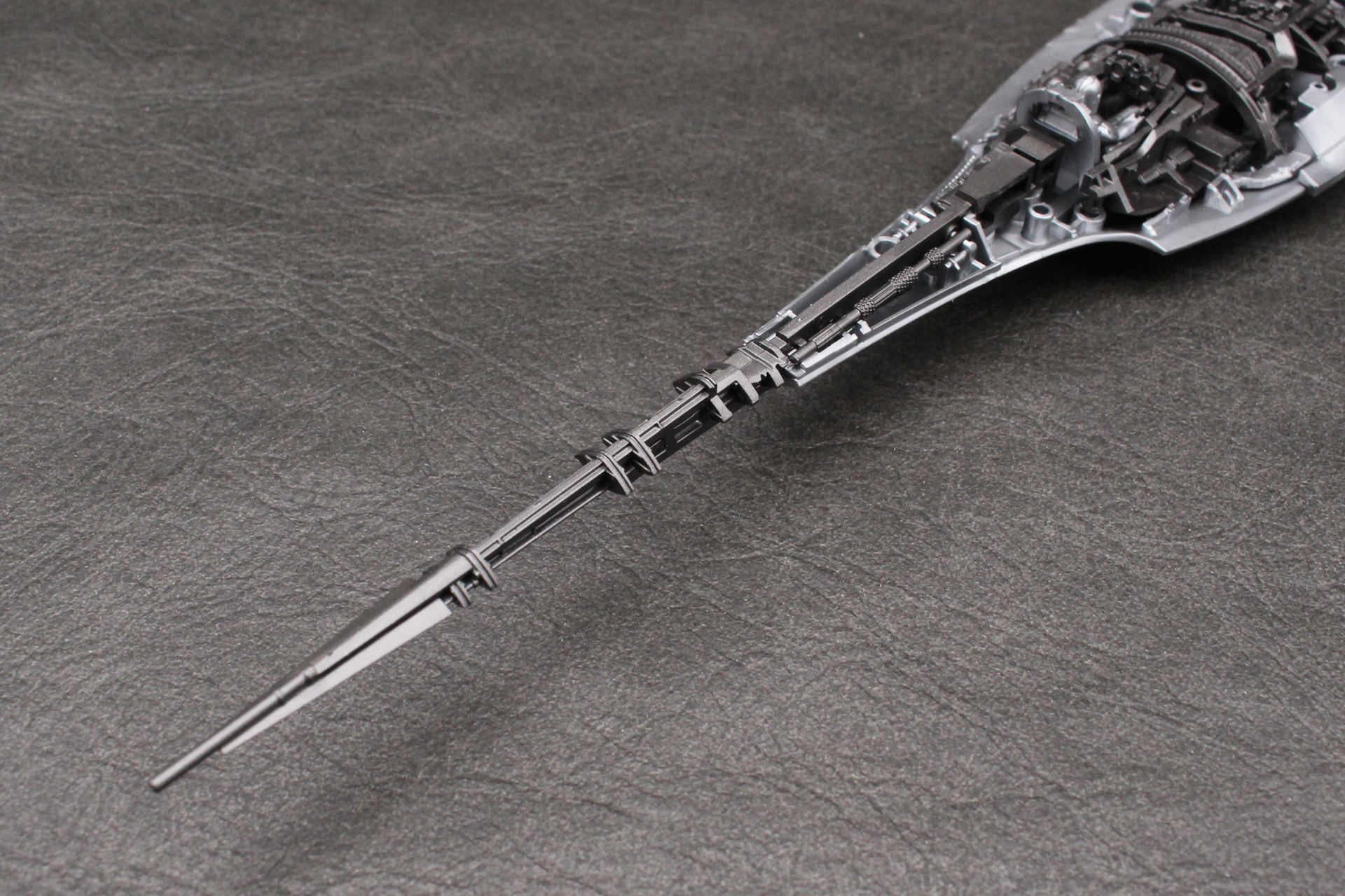 燃焼ブースターと機体尾部を取り付ける。前者は挟み込んで固定する形なので、装甲を取り付けるまで落とさないよう注意