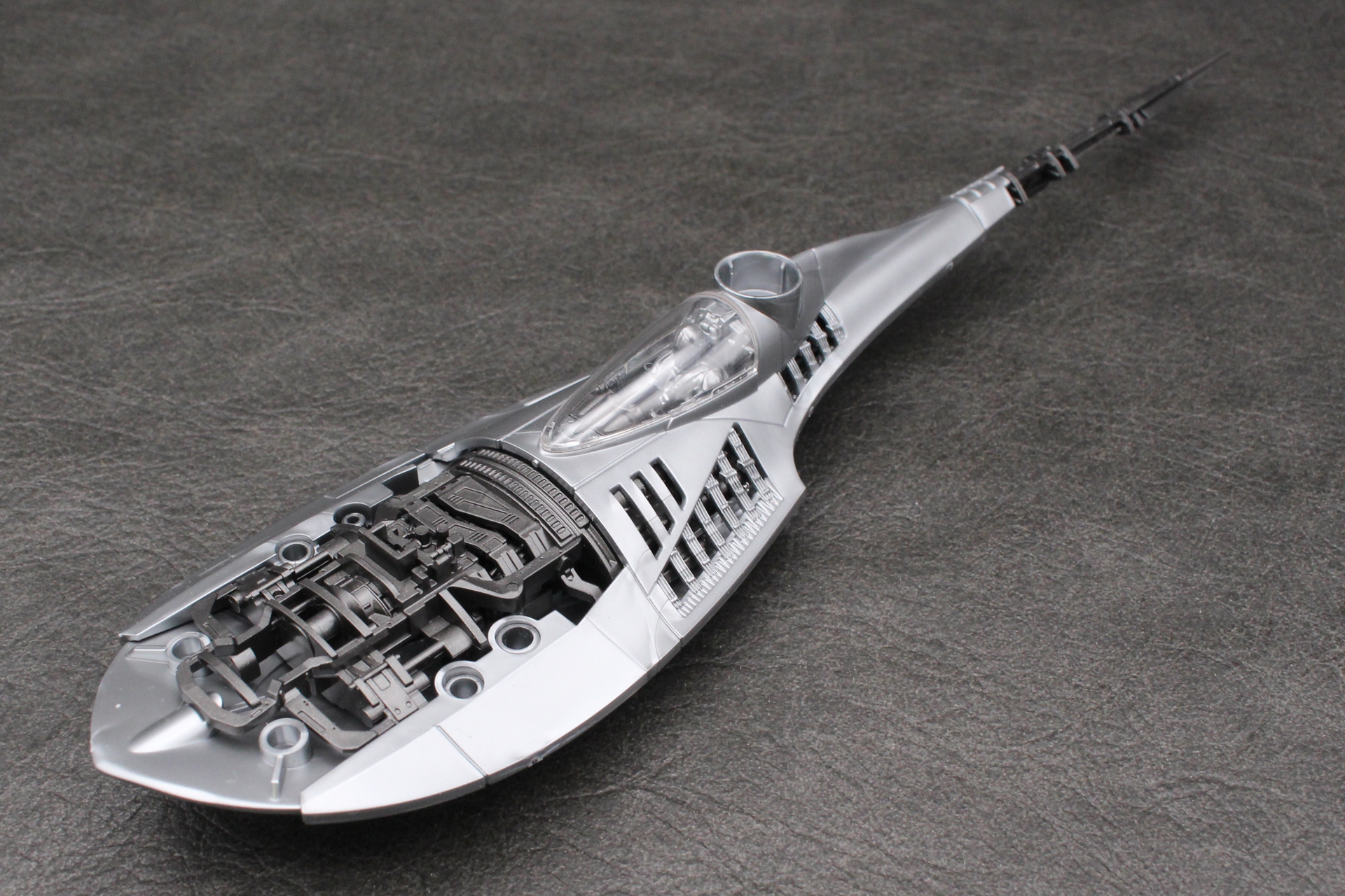 後部の装甲パーツとキャノピーを取り付ける