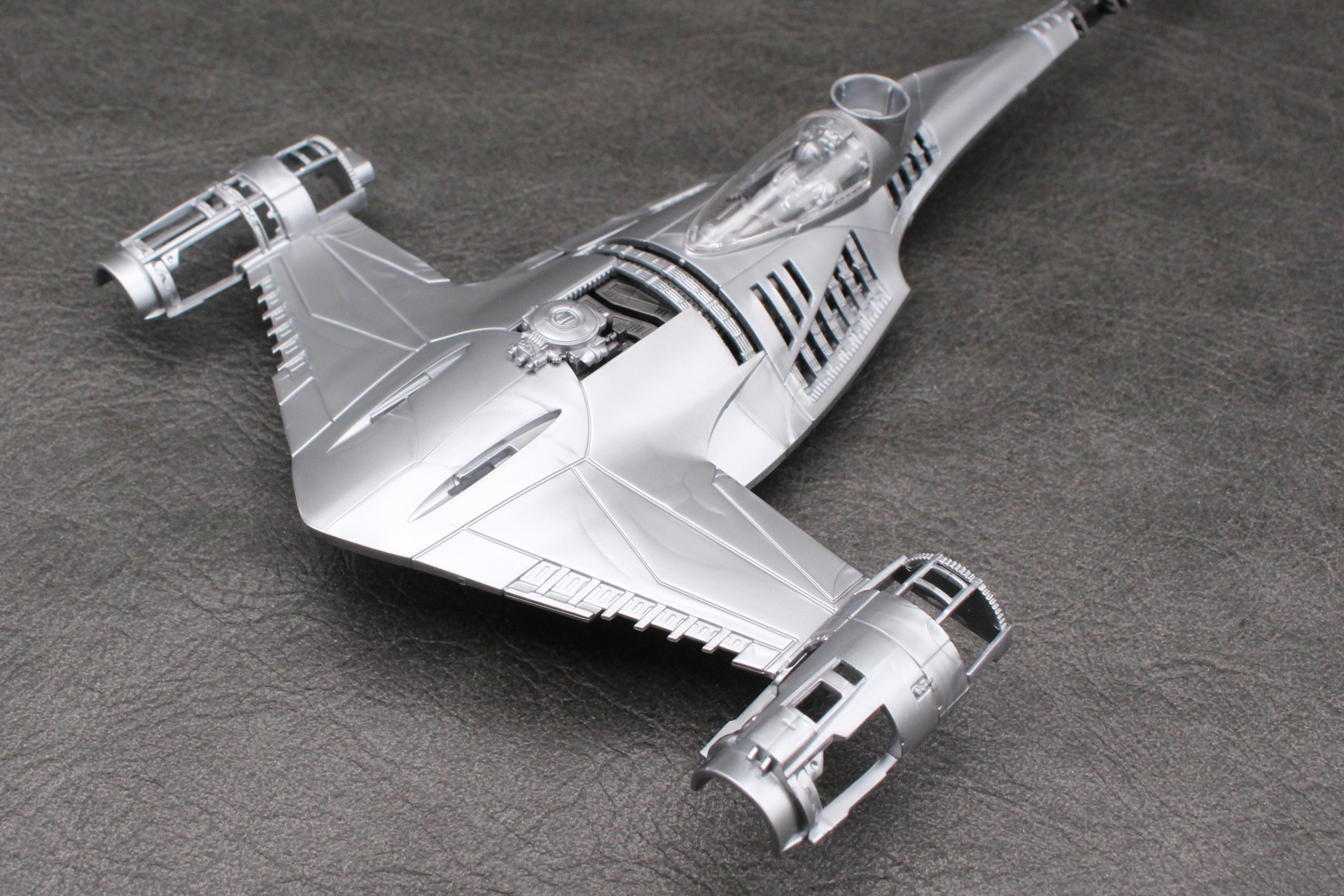 前部の装甲パーツとターボニック・ヴェンチュリ・パワー・アシミレーターを取り付ける