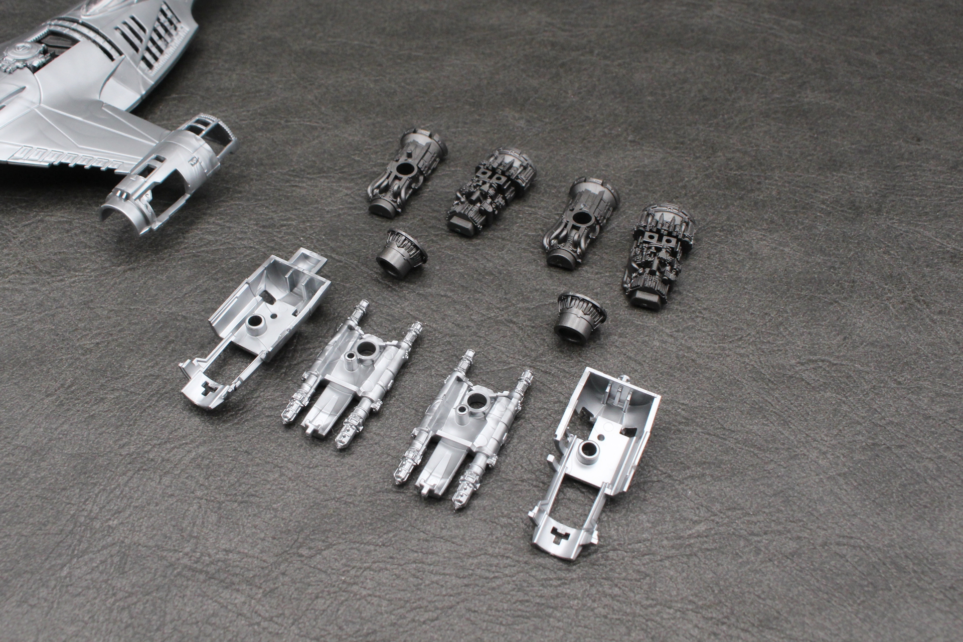 両翼の亜光速エンジンのパーツ