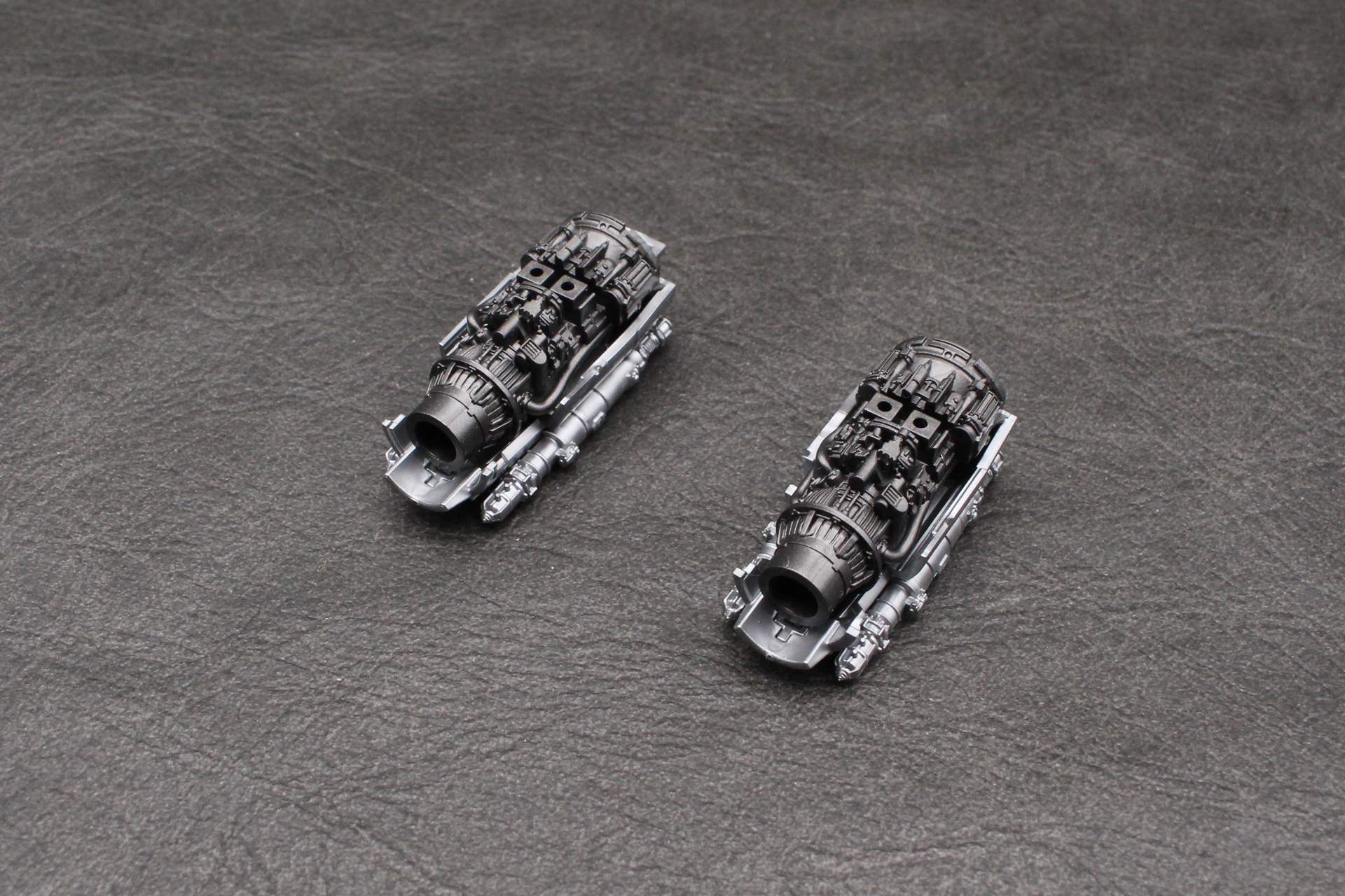 エンジンの内部メカを組み立てて、底面のパーツを取り付ける