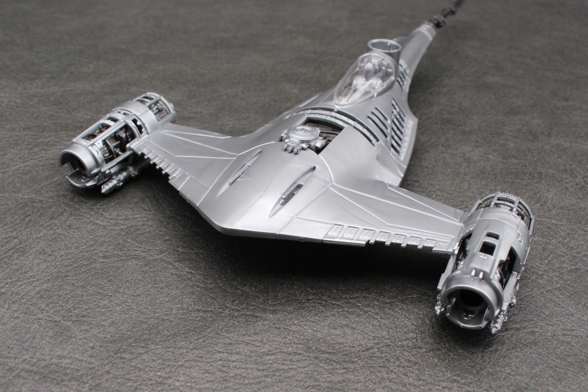 両翼にエンジンを取り付ける