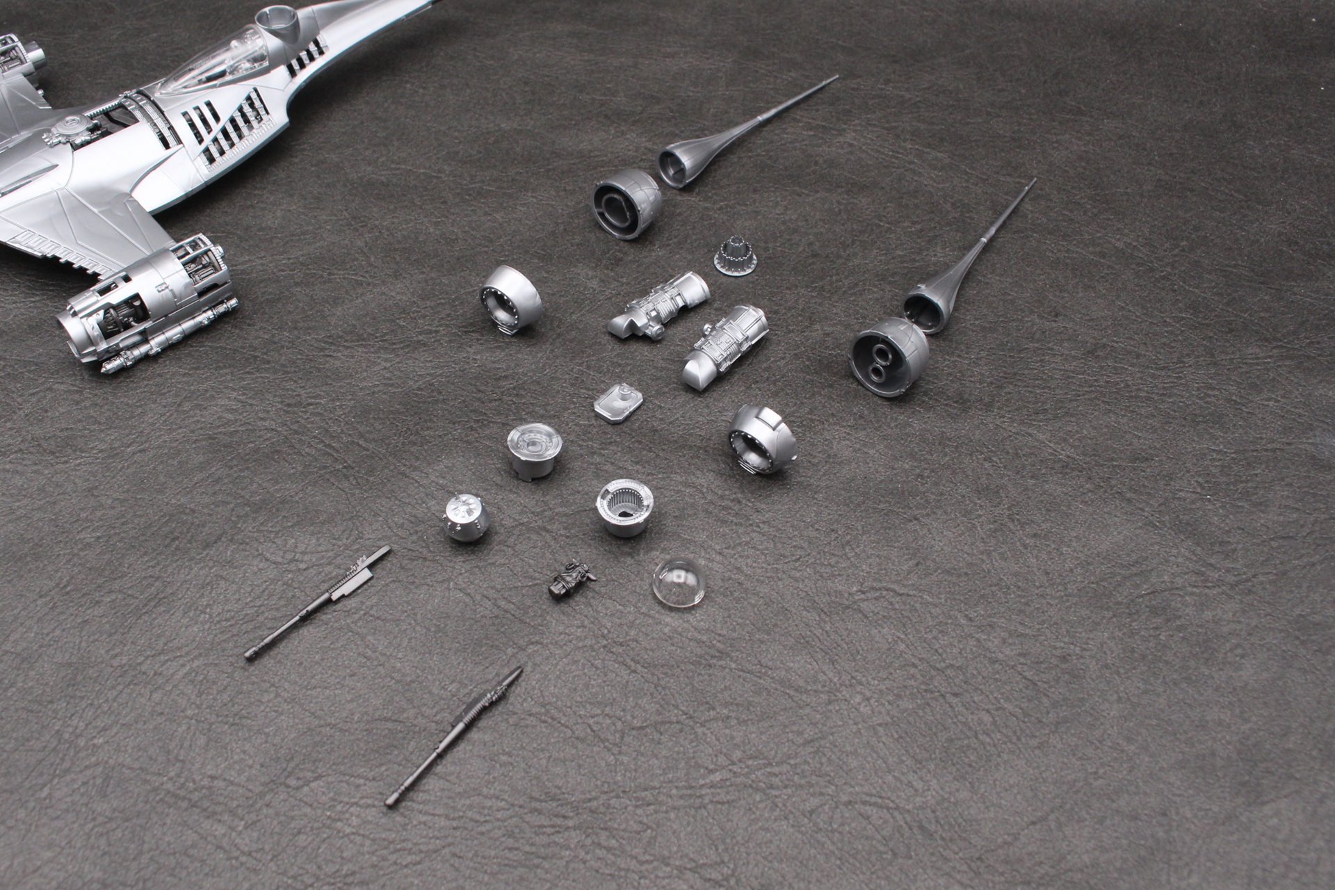 エンジン周辺とその他の部位のパーツ