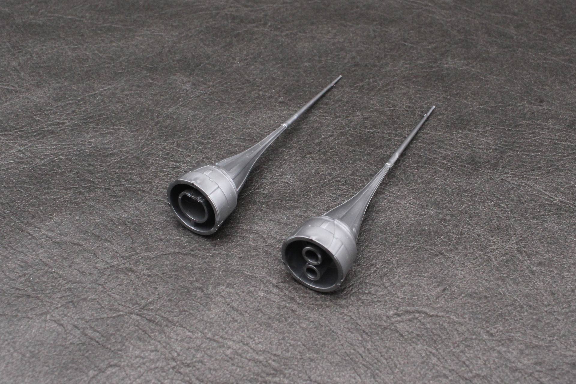 エンジンのスタビライザーを組み立てる。ダボ穴の違いがわかるだろうか