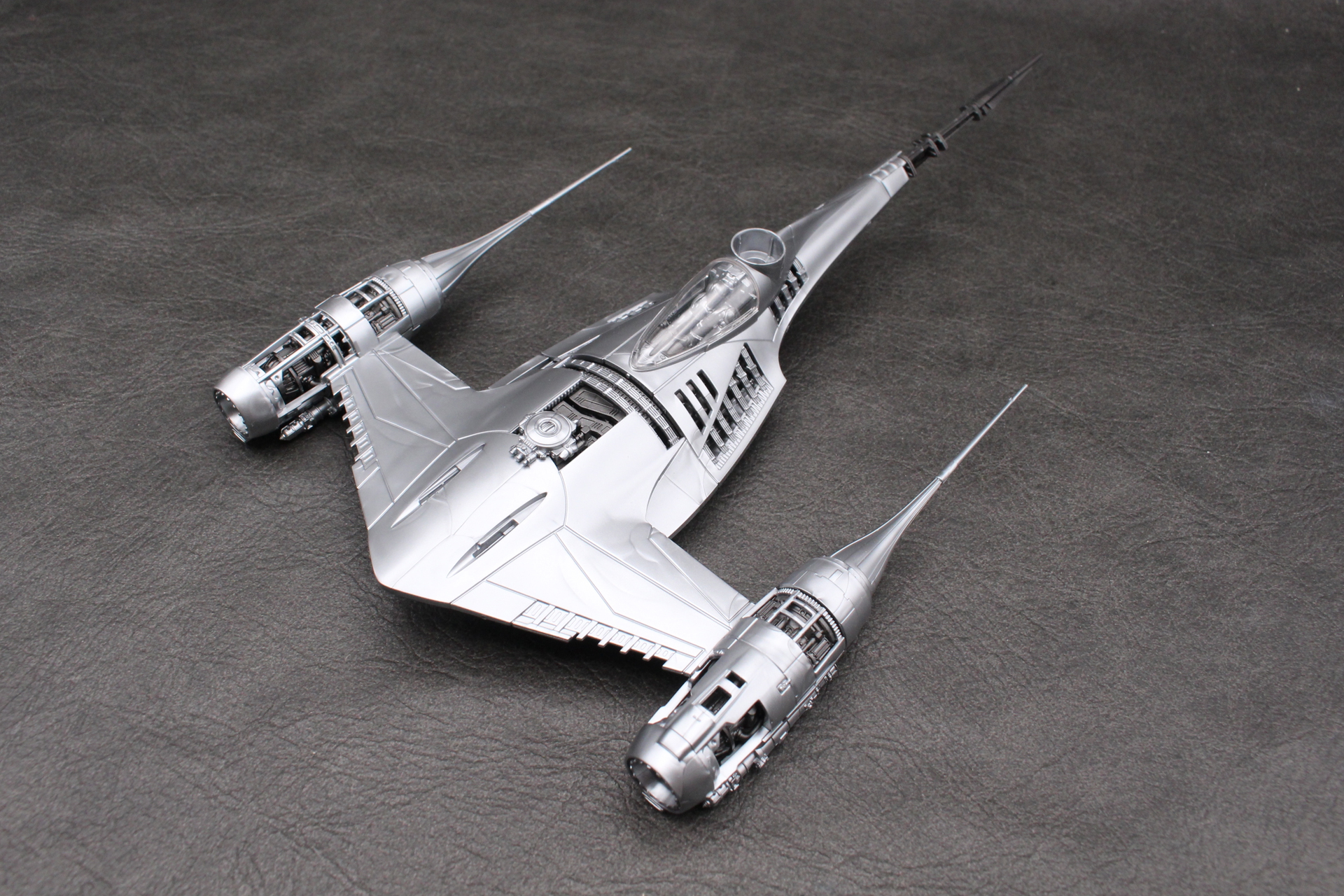 両翼にスタビライザーを取り付ける