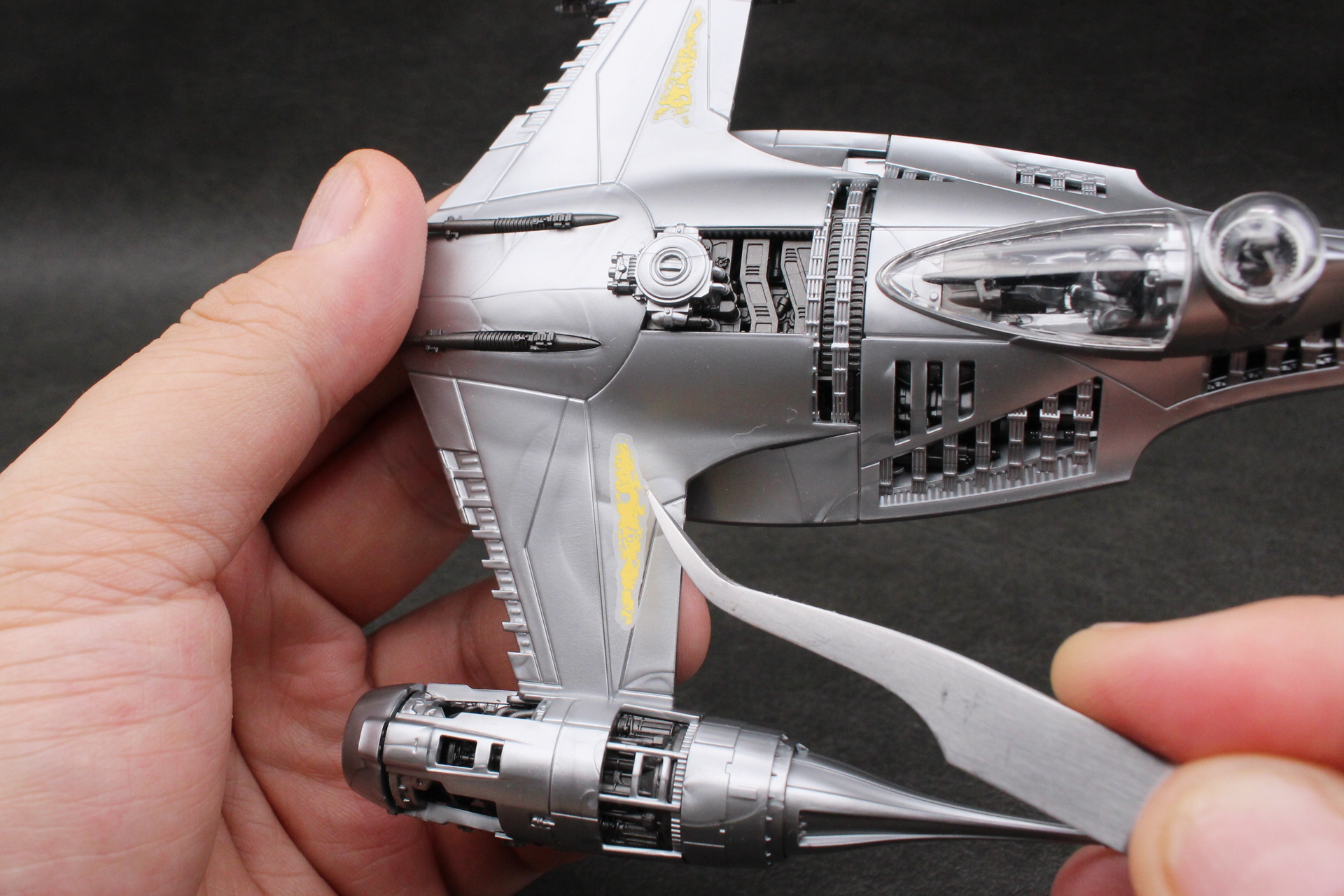 機体に残る塗装部分のシールを貼る。シールは貼りやすいが、水転写式デカールのほうが場所の調整がしやすく仕上がりが綺麗だ。好みで使い分けよう