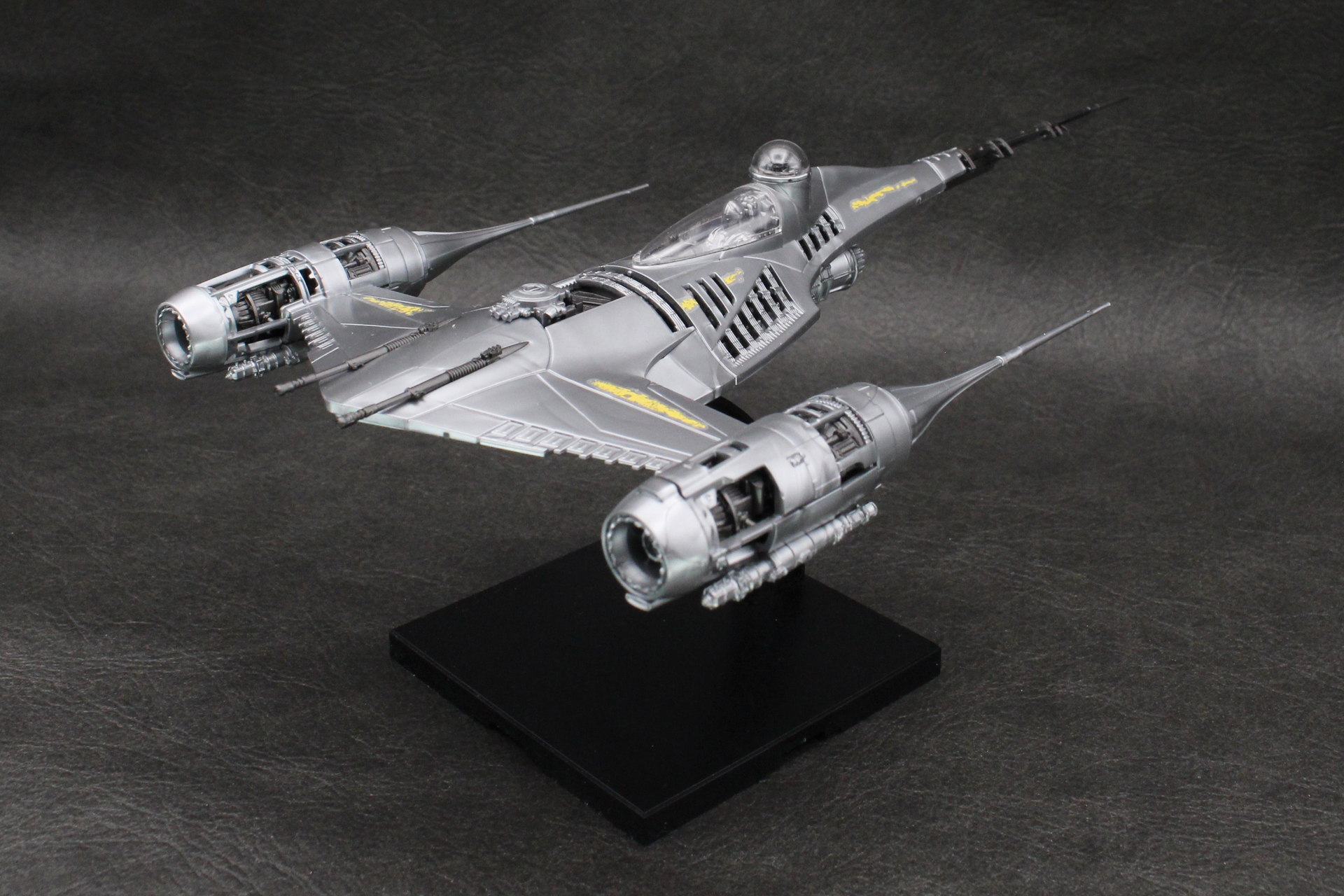 「N-1スターファイター」が完成。底面のパネルを外して台座に取り付けた状態