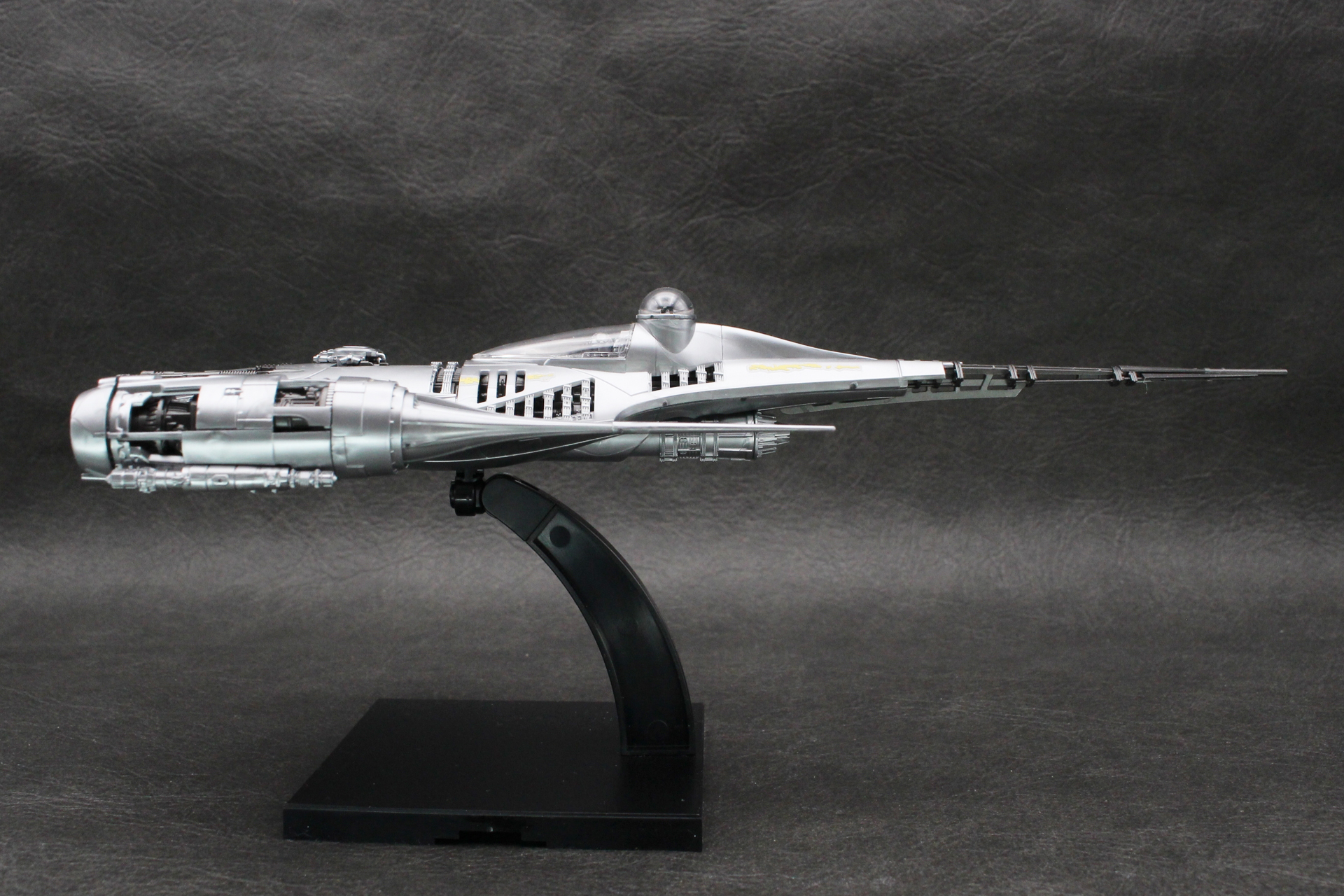 前や横から眺めると機体の薄さが目立つ