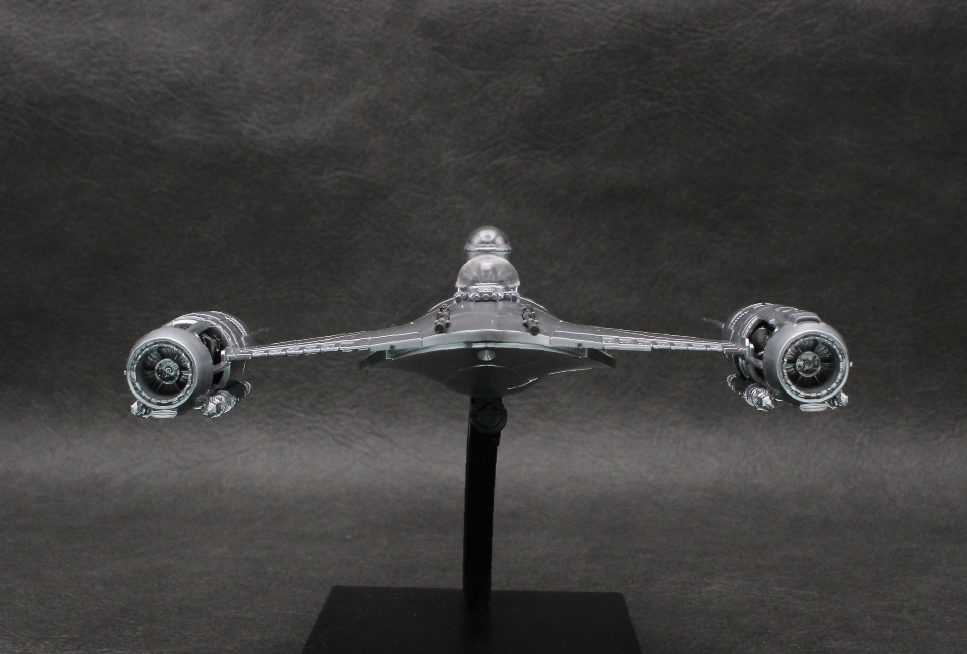 前や横から眺めると機体の薄さが目立つ