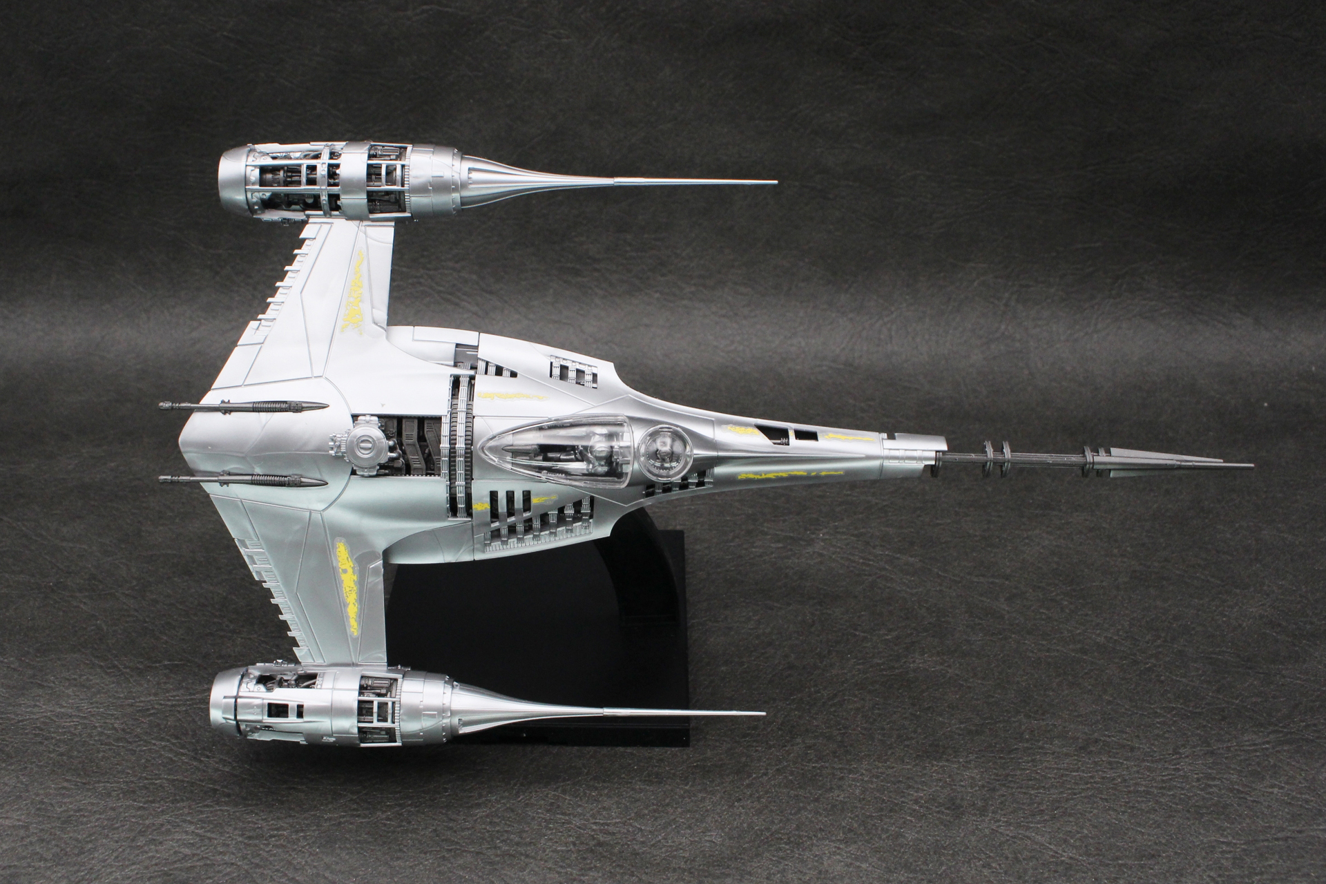 機体上面。Xウイングを前後逆にしたようなシルエットだ