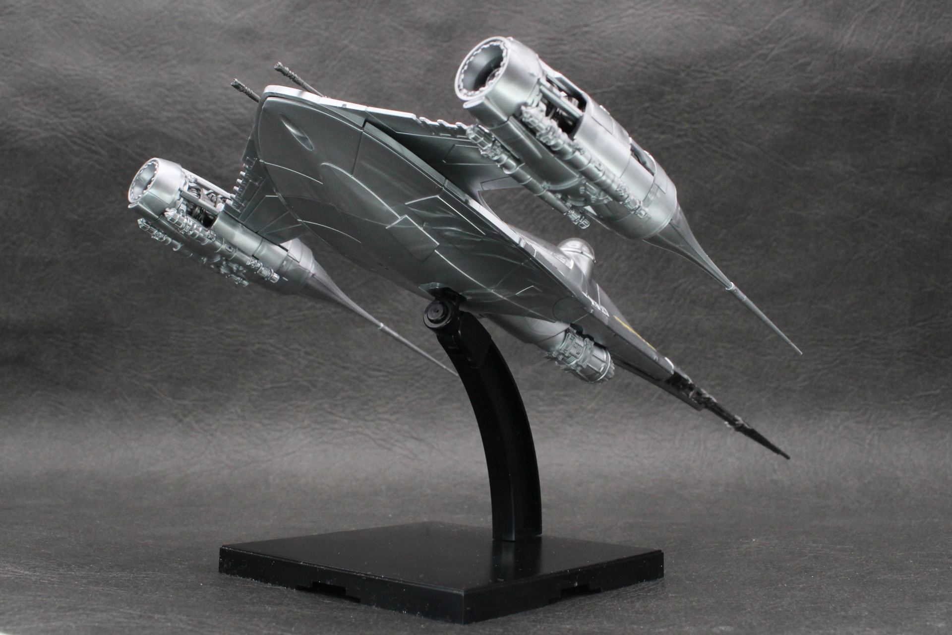 台座はシンプルながら、アーム先端に前後左右にスイングする機構があるのでディスプレイもしやすい