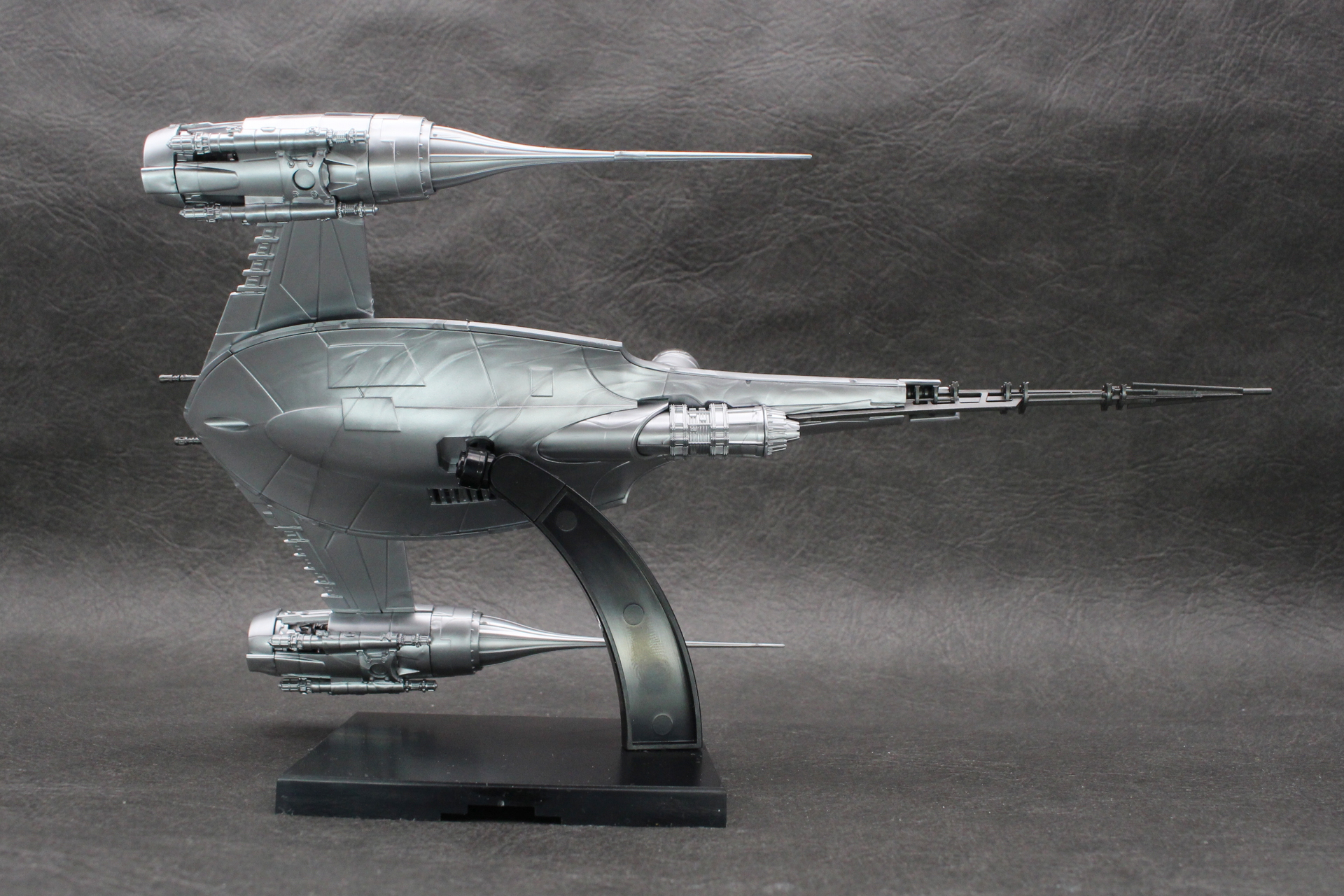 台座はシンプルながら、アーム先端に前後左右にスイングする機構があるのでディスプレイもしやすい