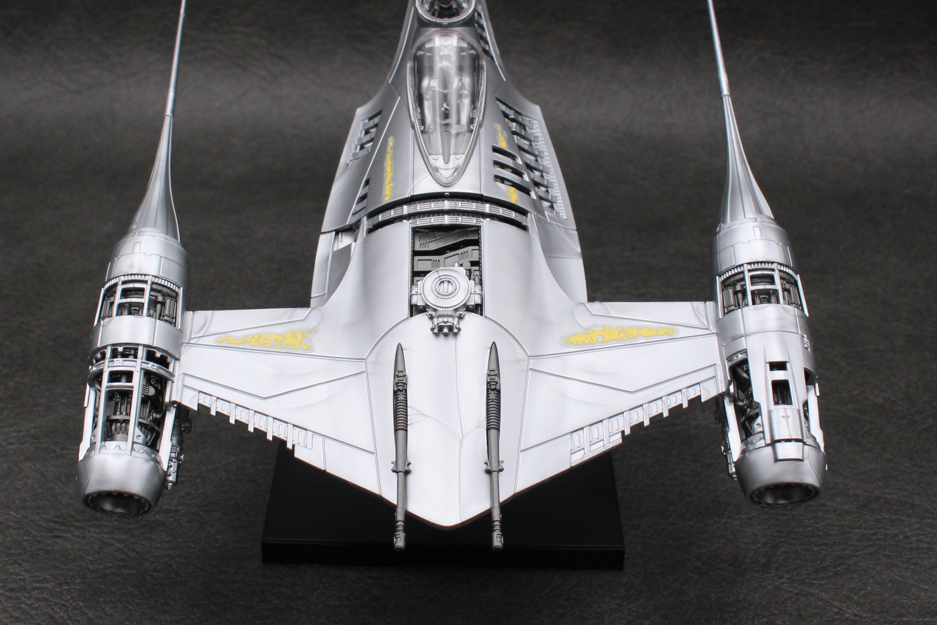 メタリック成形のキットに見られる波状のウェルドラインも見られるが、あまり気にならない。両翼先端のディテールも細かい