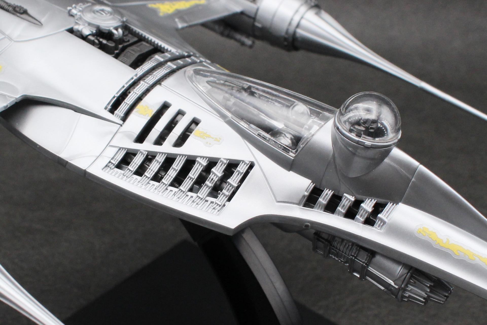 機体の隙間から覗く内部メカに痺れる