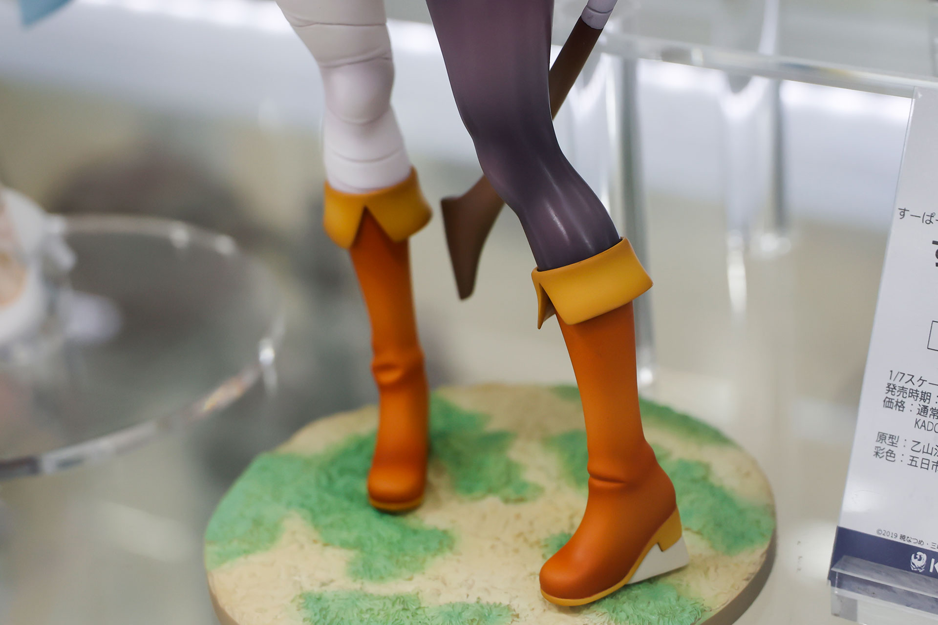 足には少し長めのブーツを履いている