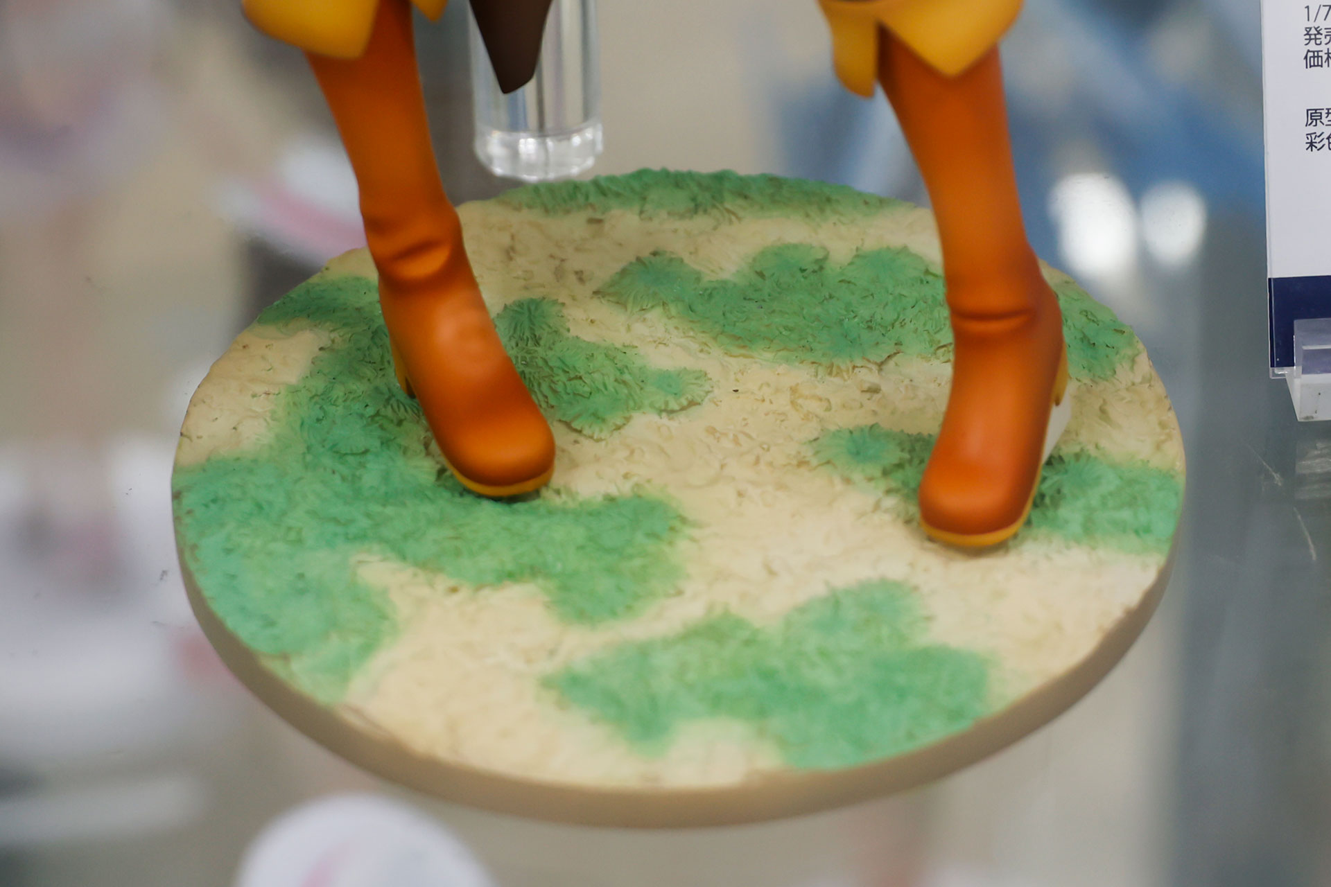 台座のデザインも作風にぴったりだ