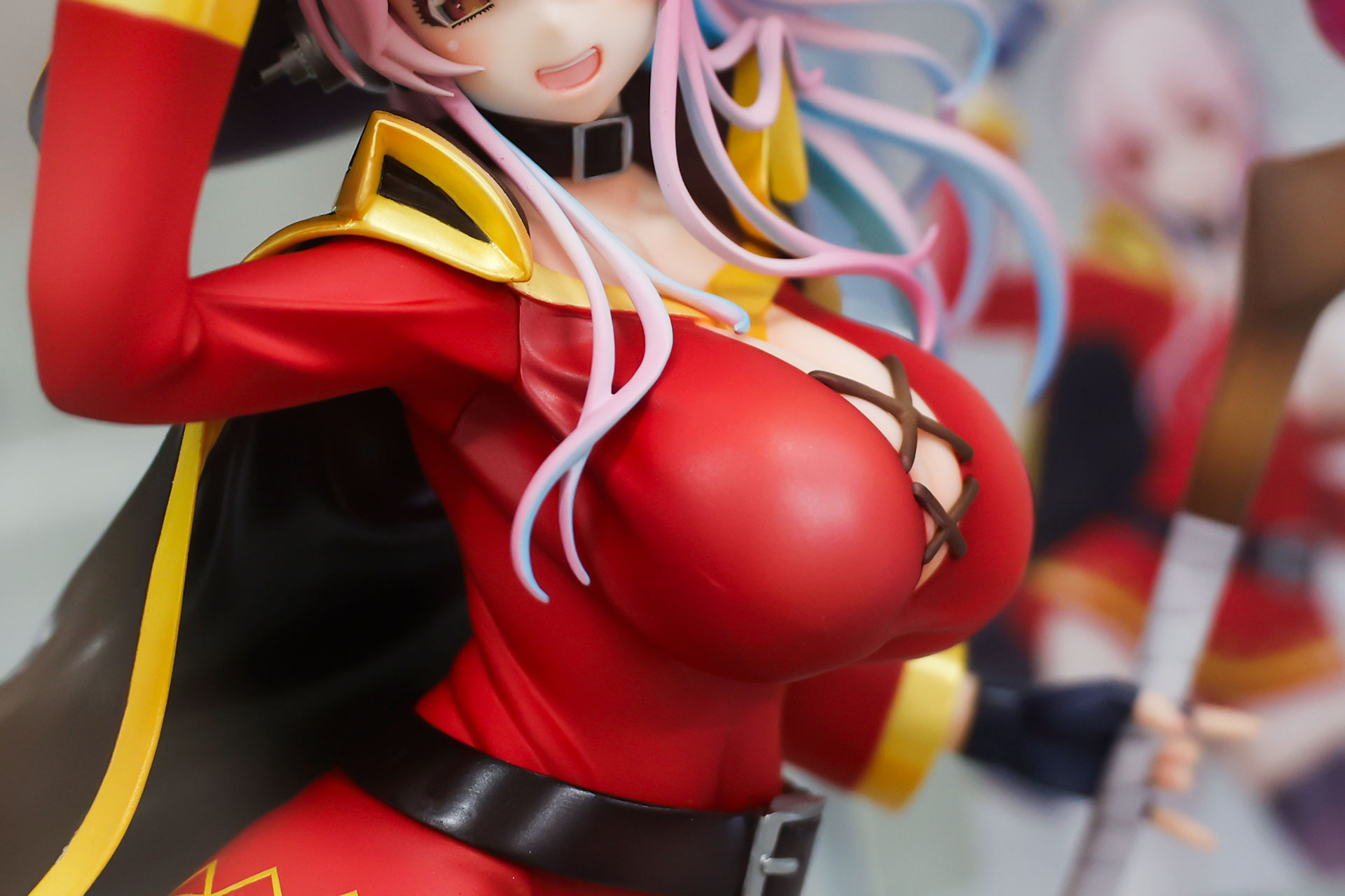 腰回りのシワなど質感の違いもよく出ている